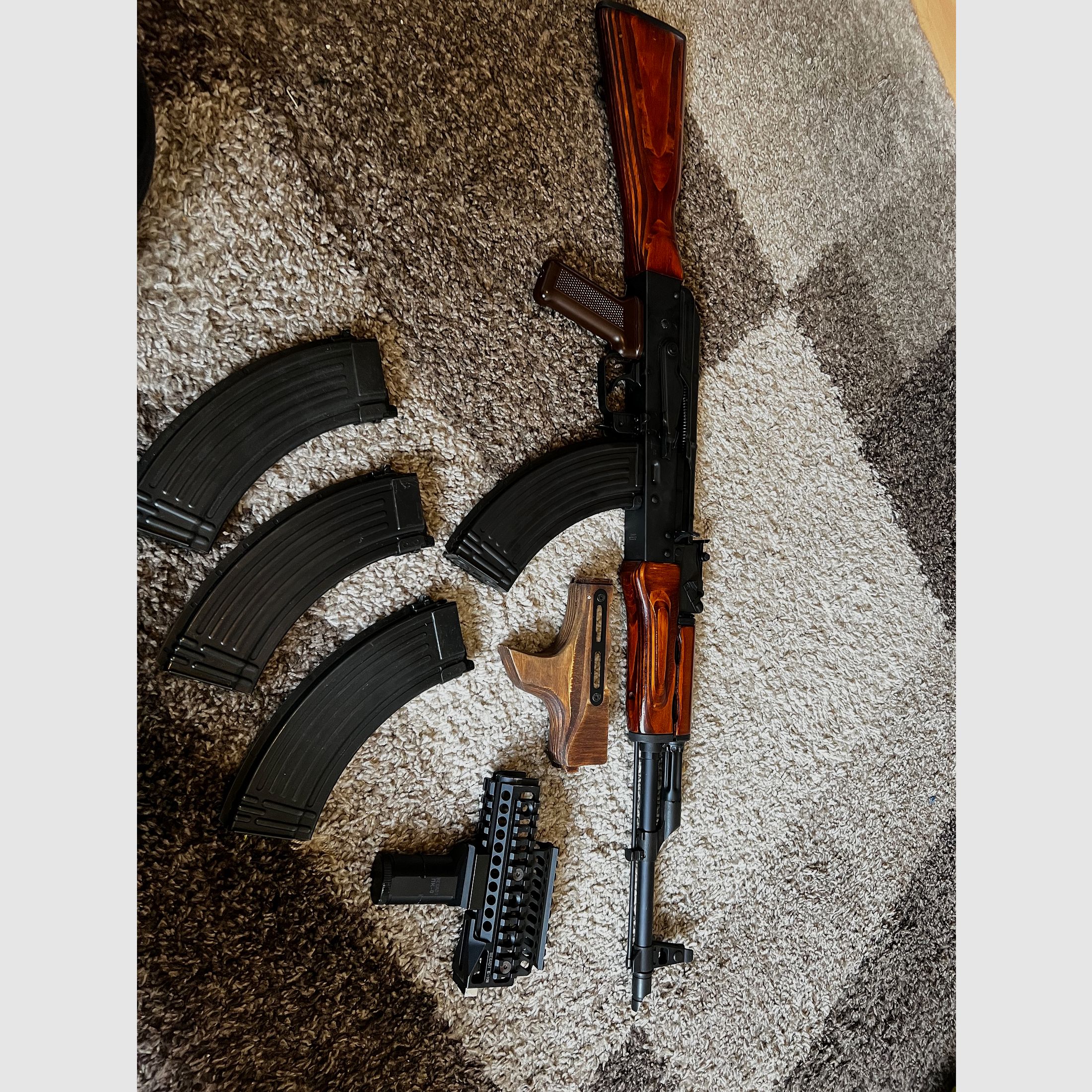 GHK AKM GBB mit 4 Magazinen und Zubehör