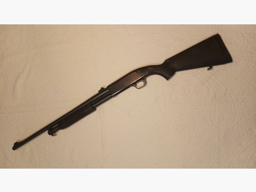 Escopeta de repetición de culata delantera Mossberg Maverick 88 con mira ajustable negra y cañón portado usada LL 60cm en calibre 12/76