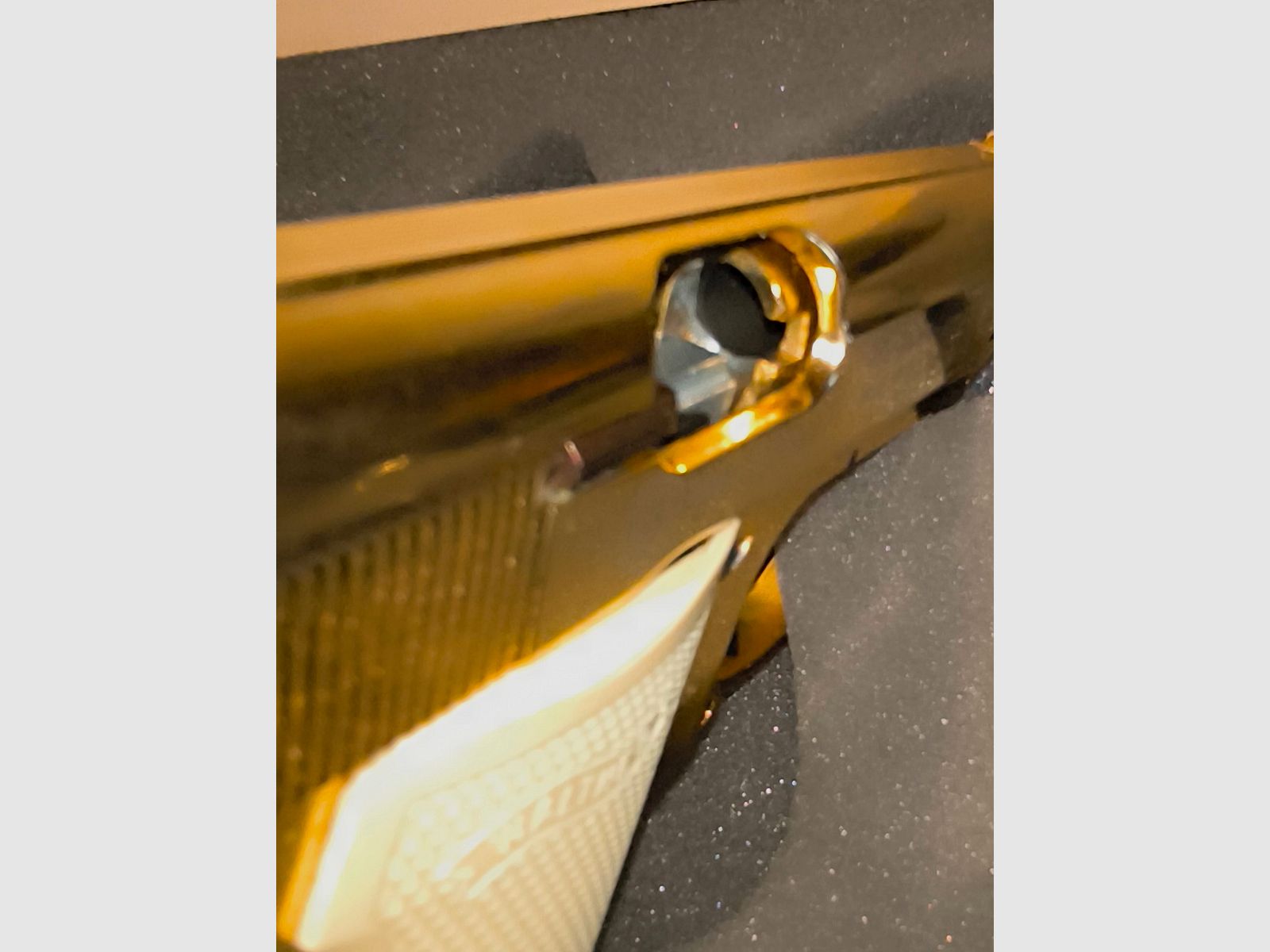 ⚠️ Attention collectors & James Bond fans!! Walther PP - Limited special edition - James Bond - Gold with white grips & certificate as well as VHS cassette and additional magazine with flat magazine base, caliber 9mmPAK, unfired & visually as well as functionally in impeccable top condition, absolutely like new!! Display piece!!