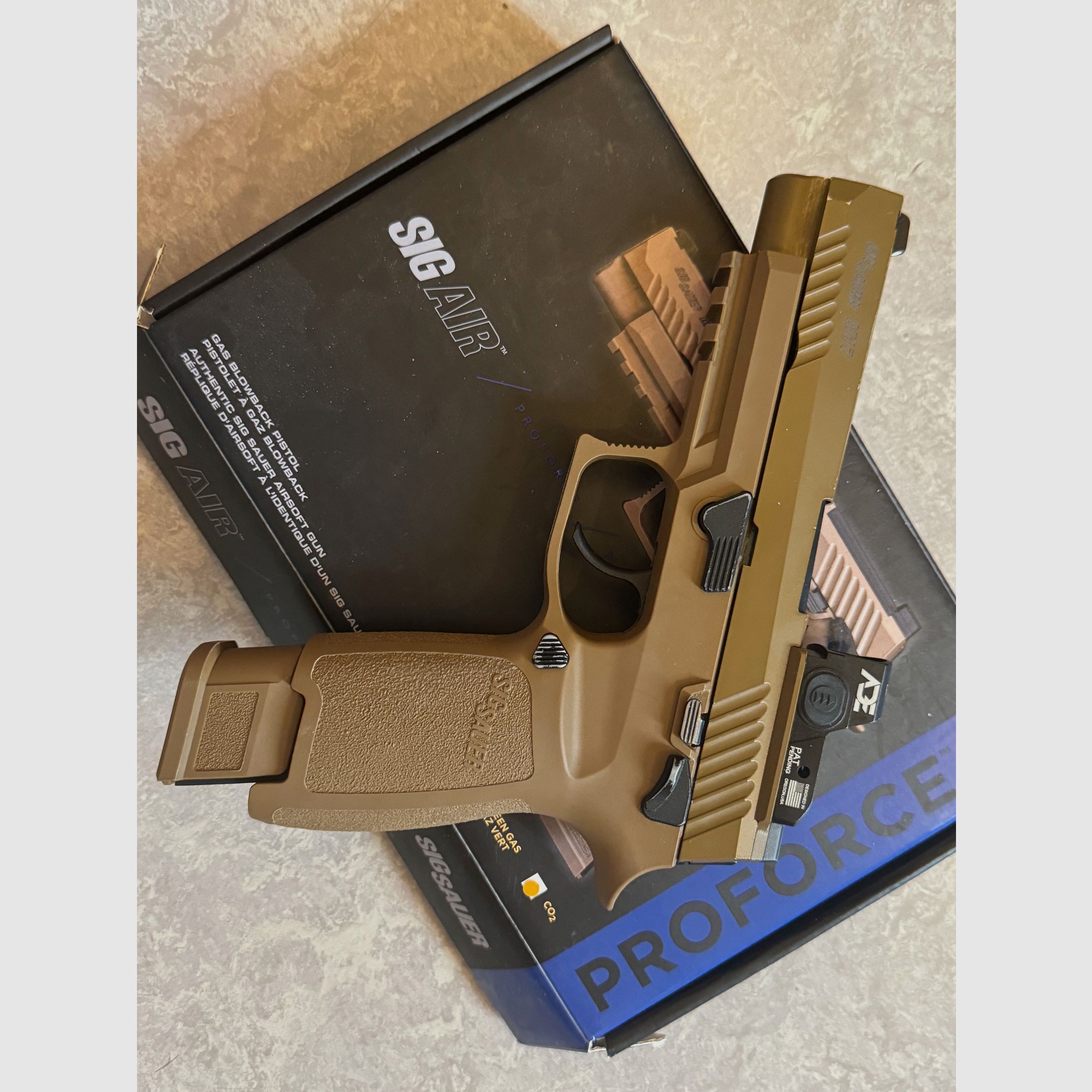 SIG Sauer M17 CO2 GBB Pistole inkl. ADE Raptor Red Dot & AMG High Output Valve