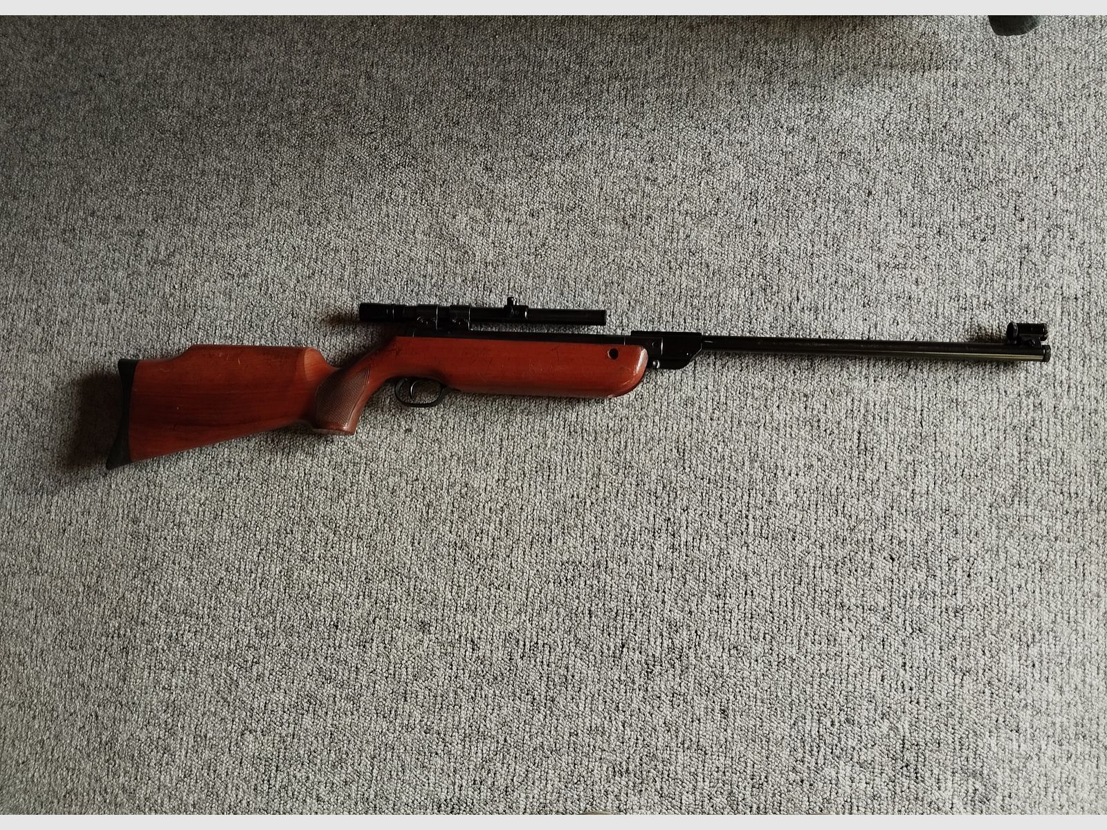 altes Luftdruckgewehr von Walther mit Zielfernrohr in sehr gutem Zustand