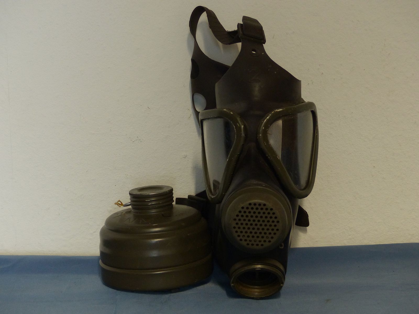 Original Bundeswehr Gasmaske Atemschutz M 65 ABC mit Filter 70er