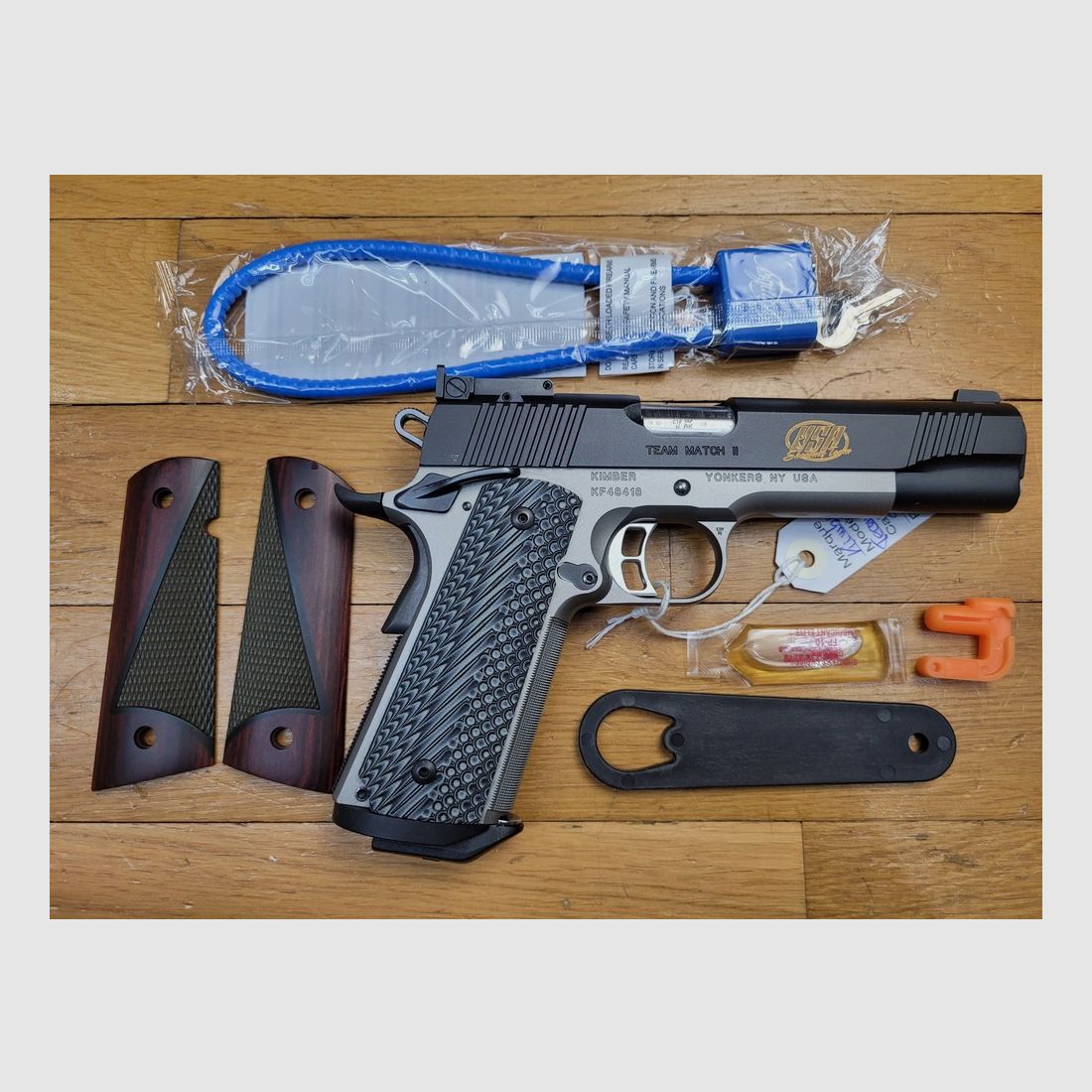 Wunderschöne Kimber Team Match II Pistole – Dual Tone Edelstahlrahmen – Kal. 9×19 – Modell des amerikanischen IPSC-Teams – VZ Griffe aus G10 + Ursprünge – Leichter Hahn und Abzug – Vorder- und Hinterrippen – Lange Führungsstange – Verstellbare Visierung – Koffer mit allen Zubehörteilen und Dokumenten – Neuwertig!, Bild 3 von 24