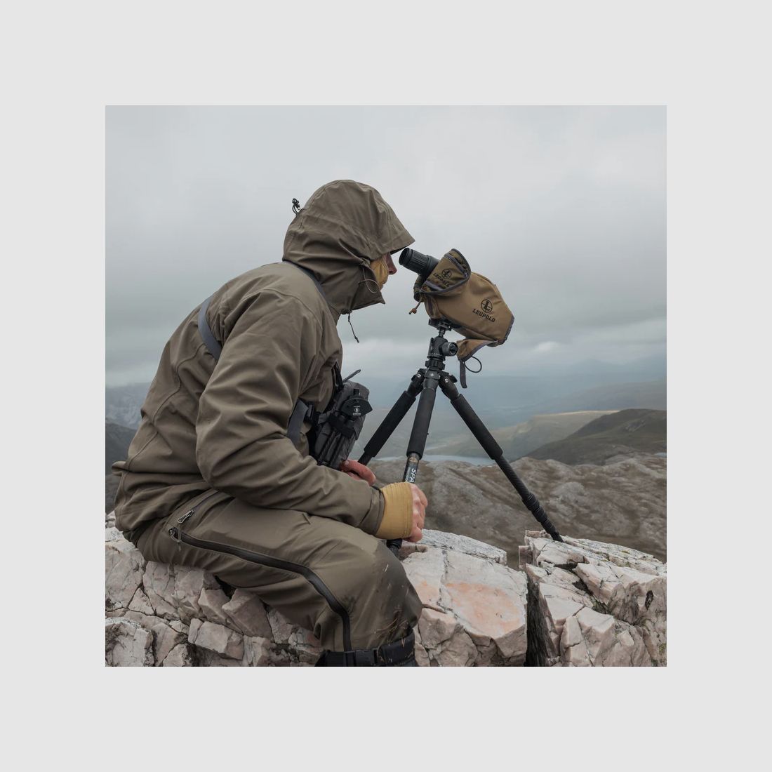 Spartan Precision Equipment Ascent Tripod™ Gen 2 Woodland mit Davros Pro Head™ und Trekkingstockgriffen