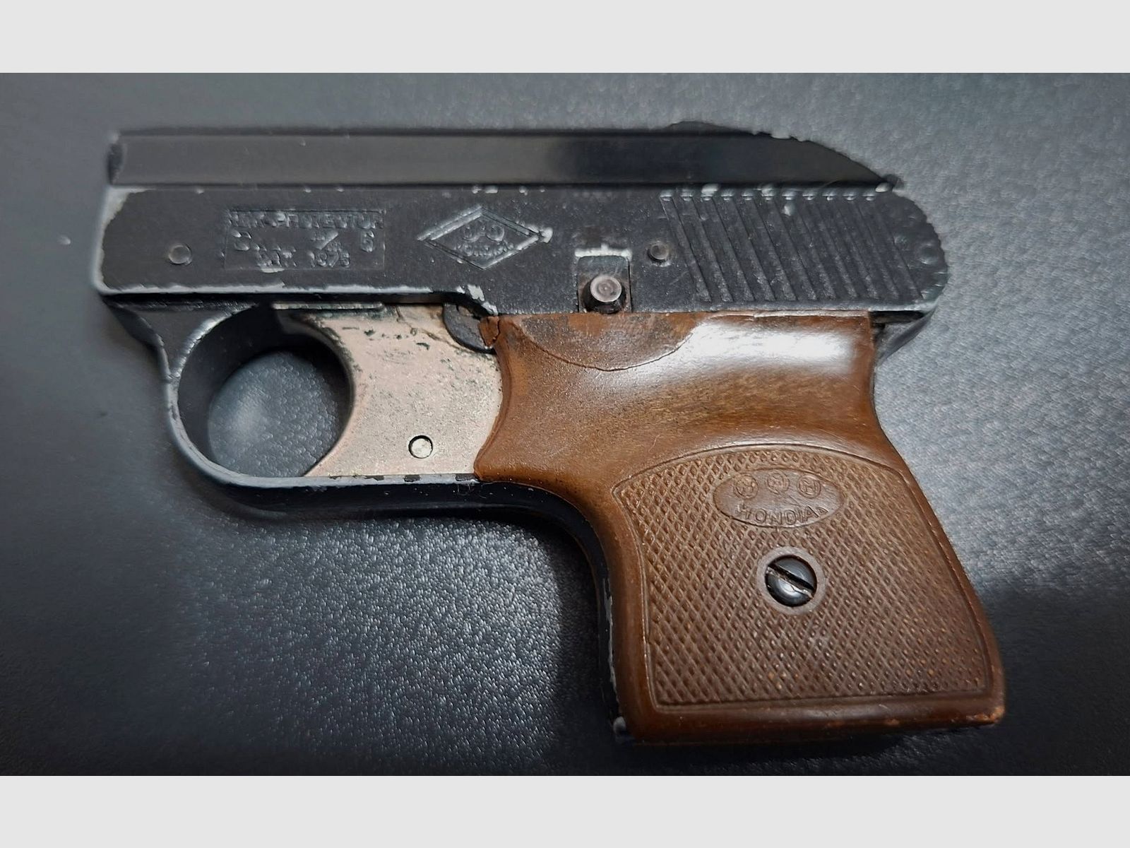 Pistola a salve calibro 6 mm trovata in soffitta