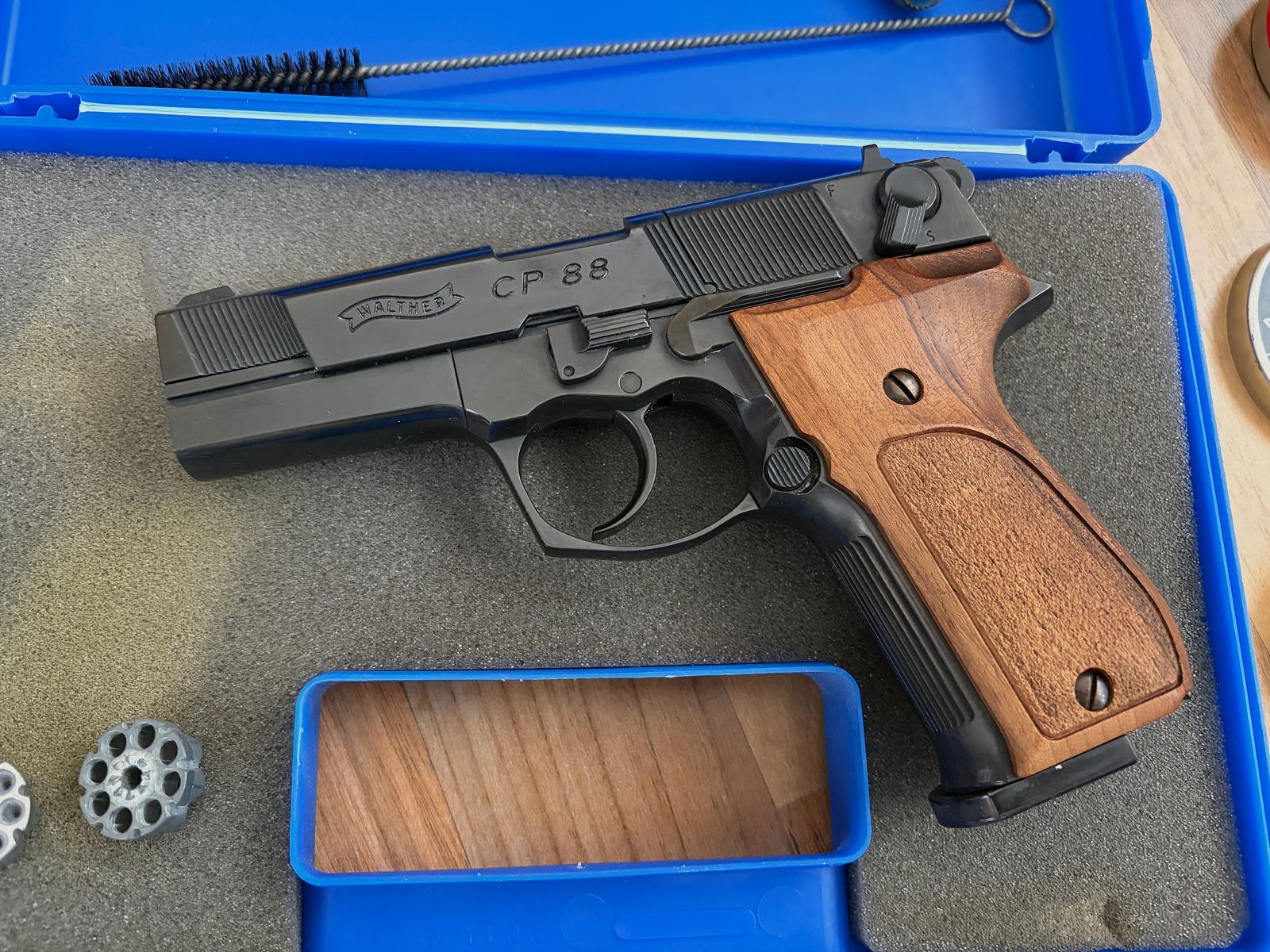 Walther CP88 CO₂ Pistolet 4,5 mm dans la mallette avec accessoires I Diabolos et boîte de récupération de balles / cibles