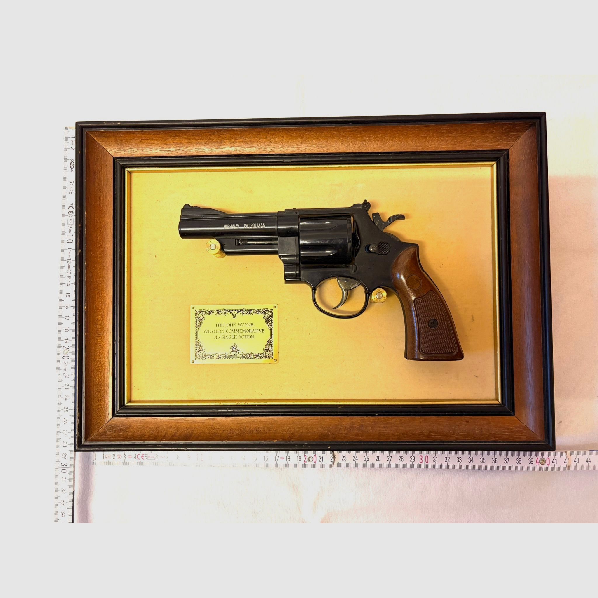 ••• Deko - Revolver .45 S&W - John Wayne - Highway Patrol - im Bilderrahmen •••