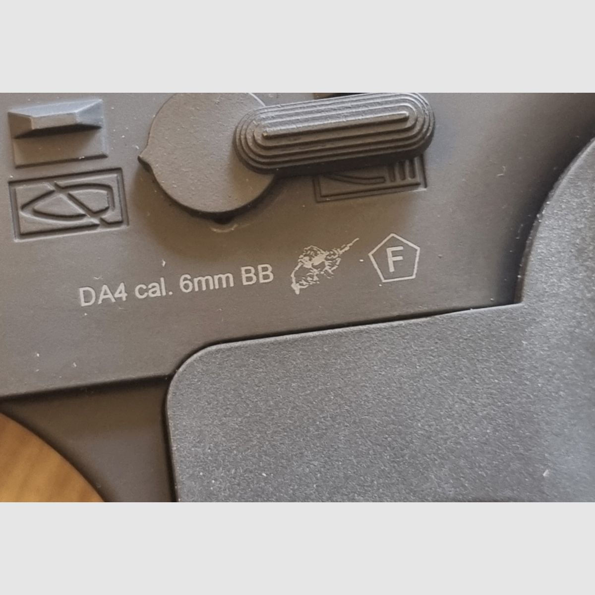 AR15 SilentOps DMR ALPHA Vollmetall Delta Armory Tan S-AEG Airsoft Gewehr Frei ab 18 Jahren