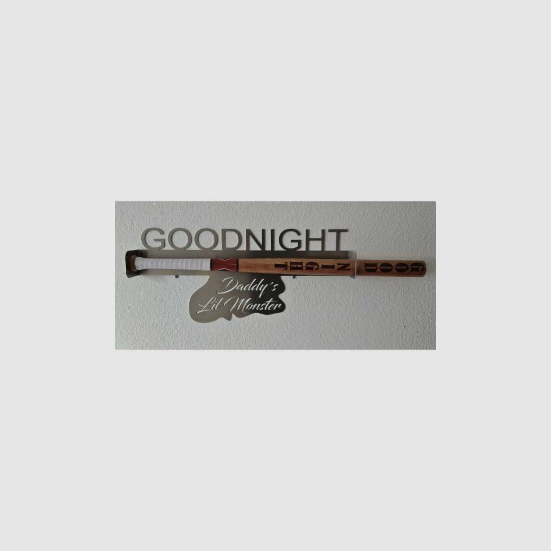 Suicide Squad Harley Quinn Good Night Baseballschläger mit Alu Wandhalter