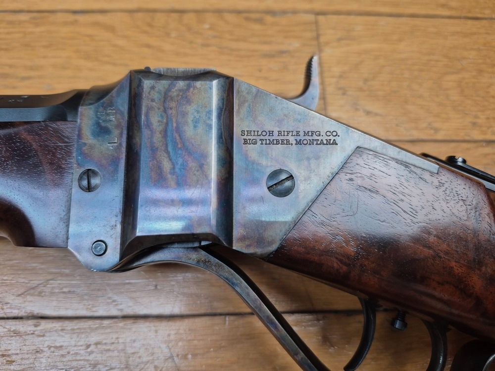 Atemberaubende und wunderschöne Sharps Shiloh 1874 Büchse – Kal. 45-70 Gvt – Modell Target Rifle – Schaft aus Nussbaumholz der Klasse 8 (Wurzel) – Atemberaubende Anpassungen – Traumhafte Mechanik – Gehäuse aus echtem Jaspis – Schwerer oktagonaler Lauf von 33 Zoll! – Möglichkeit, das Diopter Ihrer Wahl zu montieren – Qualität Made in USA – Das Scharfschützengewehr der Eroberung des Westens! – Dewey-Reinigungsstock zusätzlich – Zustand neu – TBE++, Bild 6 von 48