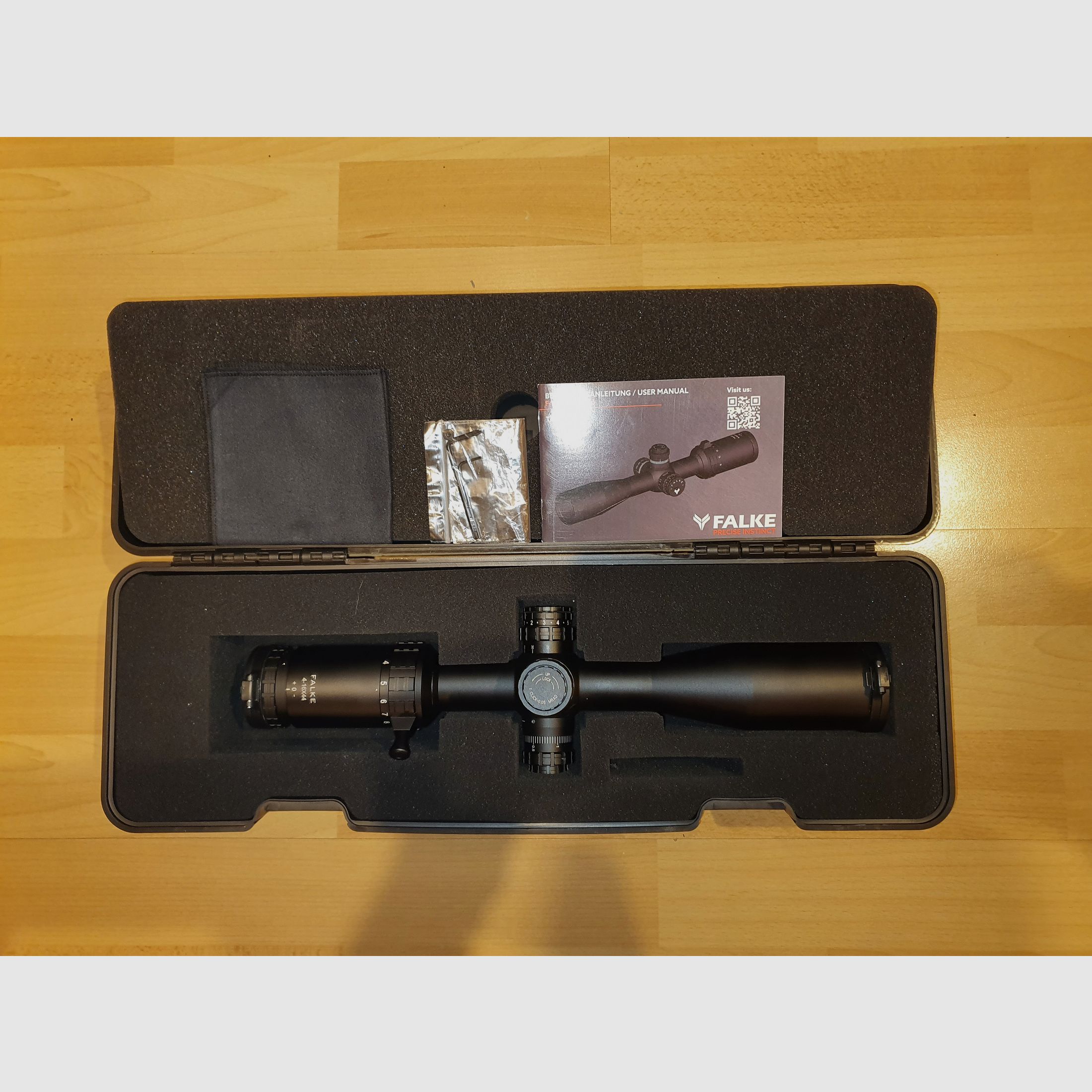 FALKE 4-16x44 TAC riflescope with 0.05 MRAD click adjustment, incl. case and accessories.