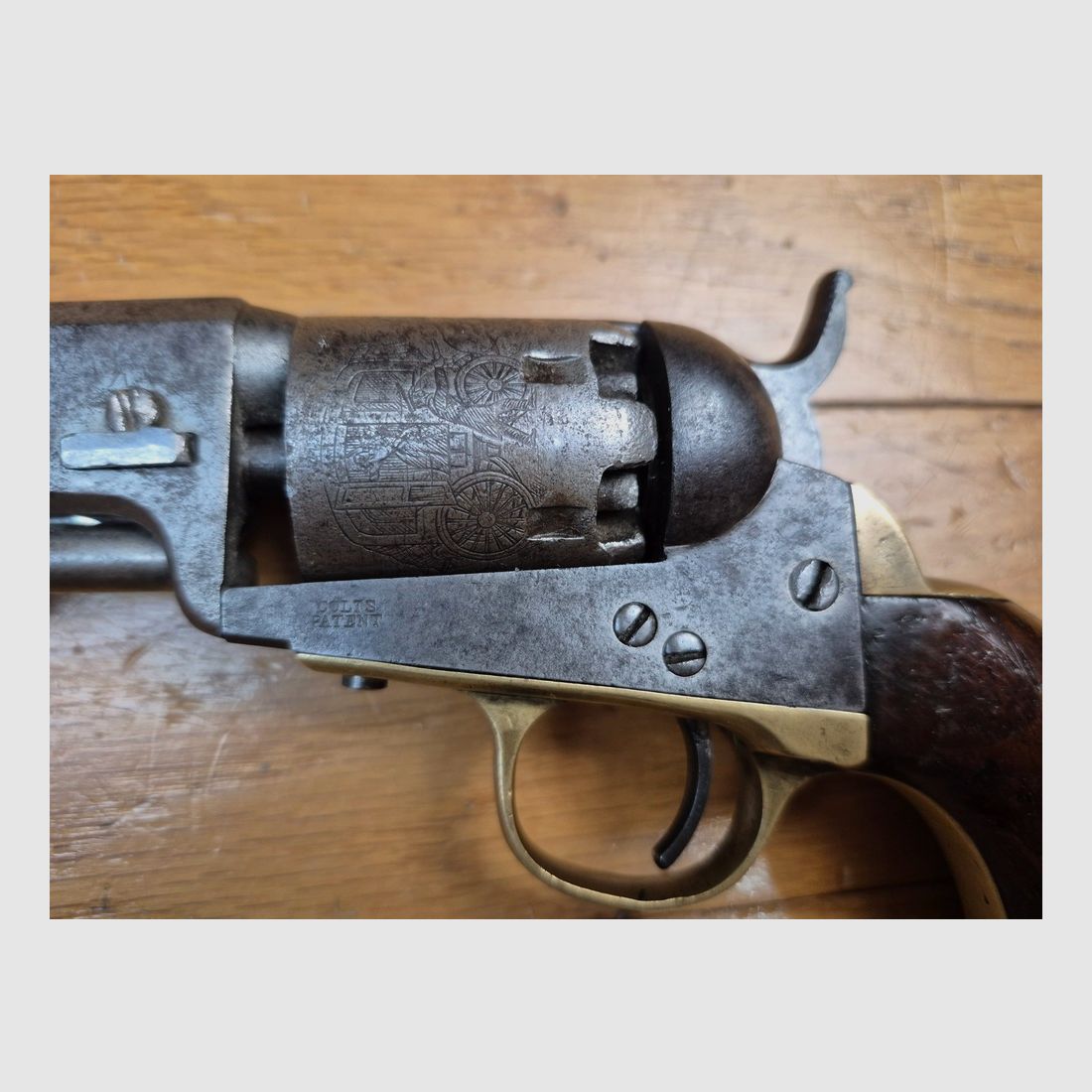 Schöner Colt Pocket 1849 original – Kal. .31 – Waffe von 1856 – In englischem Koffer mit zeitgenössischem Zubehör – Schöner Schaft und gleichmäßige Patina – Gute Mechanik – Lauf und Kammern sehr sauber – Schönes, stimmiges Ensemble aus der Goldgräberzeit – BE+, Bild 8 von 20