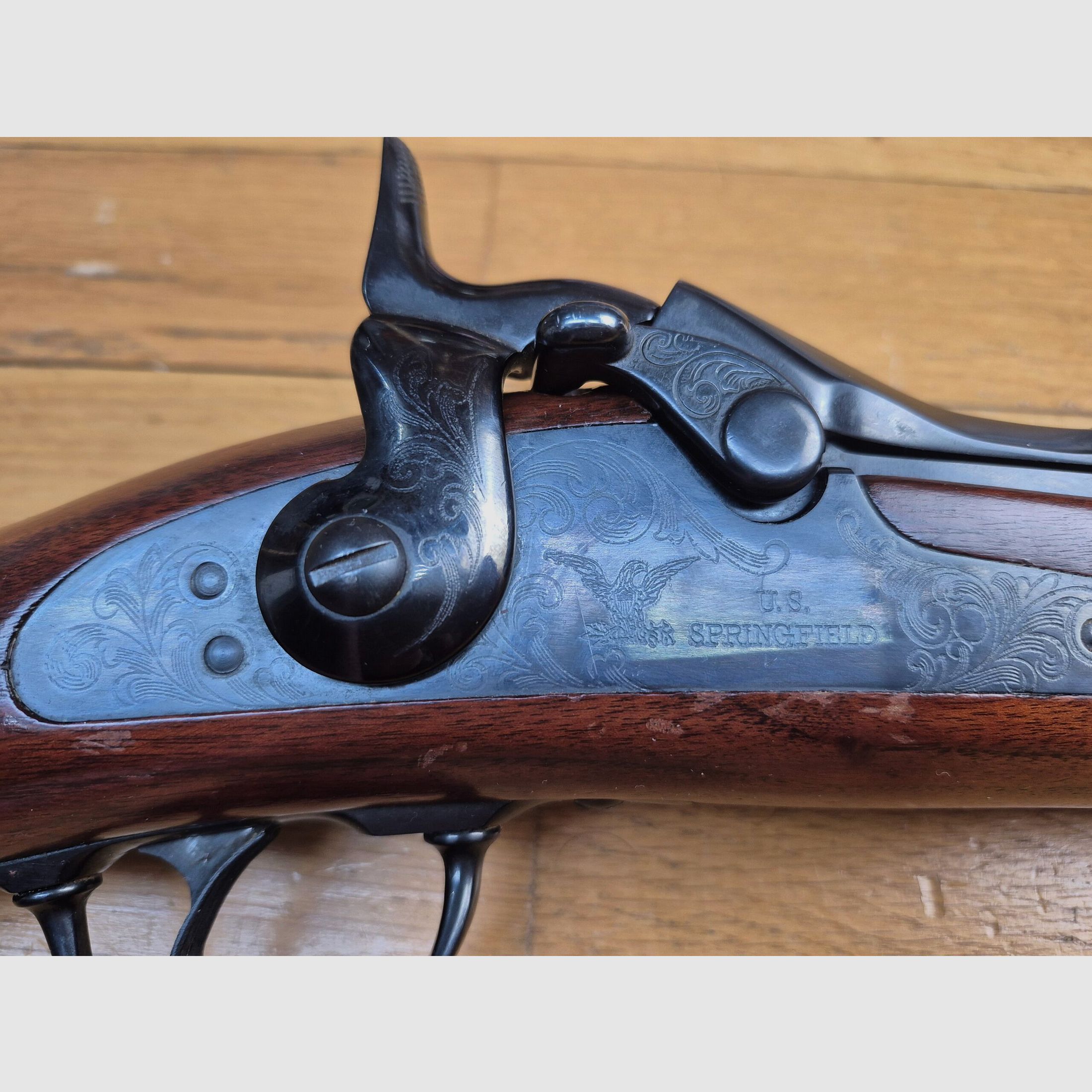 Wunderschöne Springfield Trapdoor Repetierbüchse Modell 1873 – Offiziersmodell – US-Herstellung von Harrington & Richardson – Waffe von 1973 – Kaliber 45-70 Gvt – Die Waffe von Little Big Horn – Hervorragende Verarbeitung – Hochwertiges Holz und marmorierte Metallteile – Mechanik in Top-Zustand – Neuer 22 Zoll Lauf – TBE+++, Bild 5 von 39