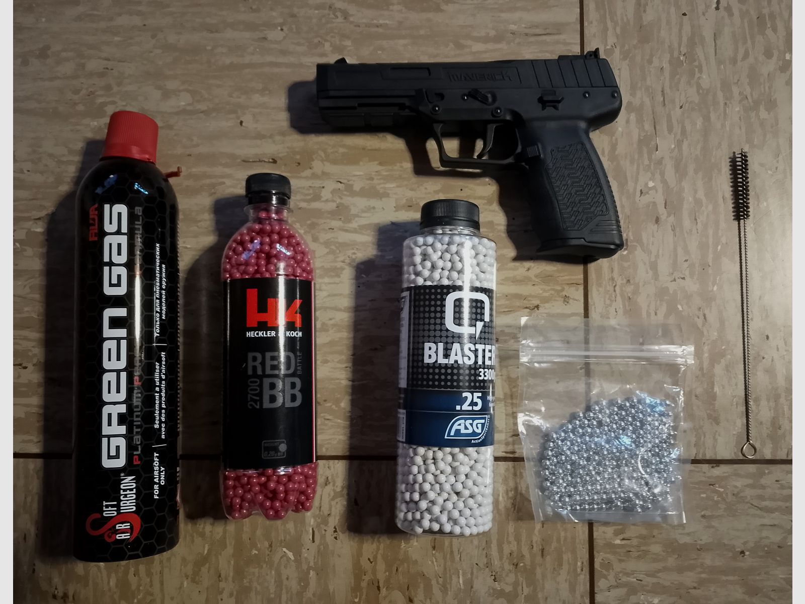 Kli Maverick GBB Gas Blow Back Airsoft Pistole mit Zubehör Greengas + Stahl + 0,20g H&K + ASG  BB's Set 