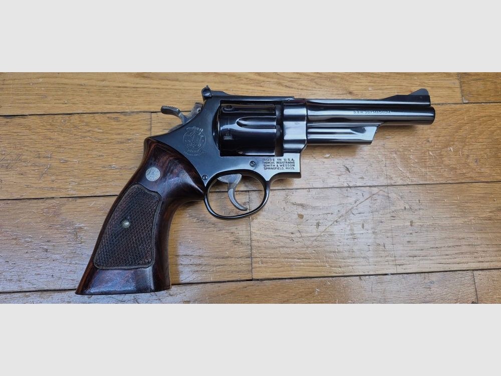 Mityczny rewolwer Smith&Wesson model 27-2 – Kal. .357Mag – Broń z lat 1976/77 – Jakość i mechanika, których dzisiaj już nie ma – Rewolwer FBI i policji – Lufa 5 cali, żłobiona – Wspaniała błyszcząca czarna powłoka – Wyjątkowa broń dla wyjątkowego strzelca – TBE++ Prawie nowy!, zdjęcie 2 z 24