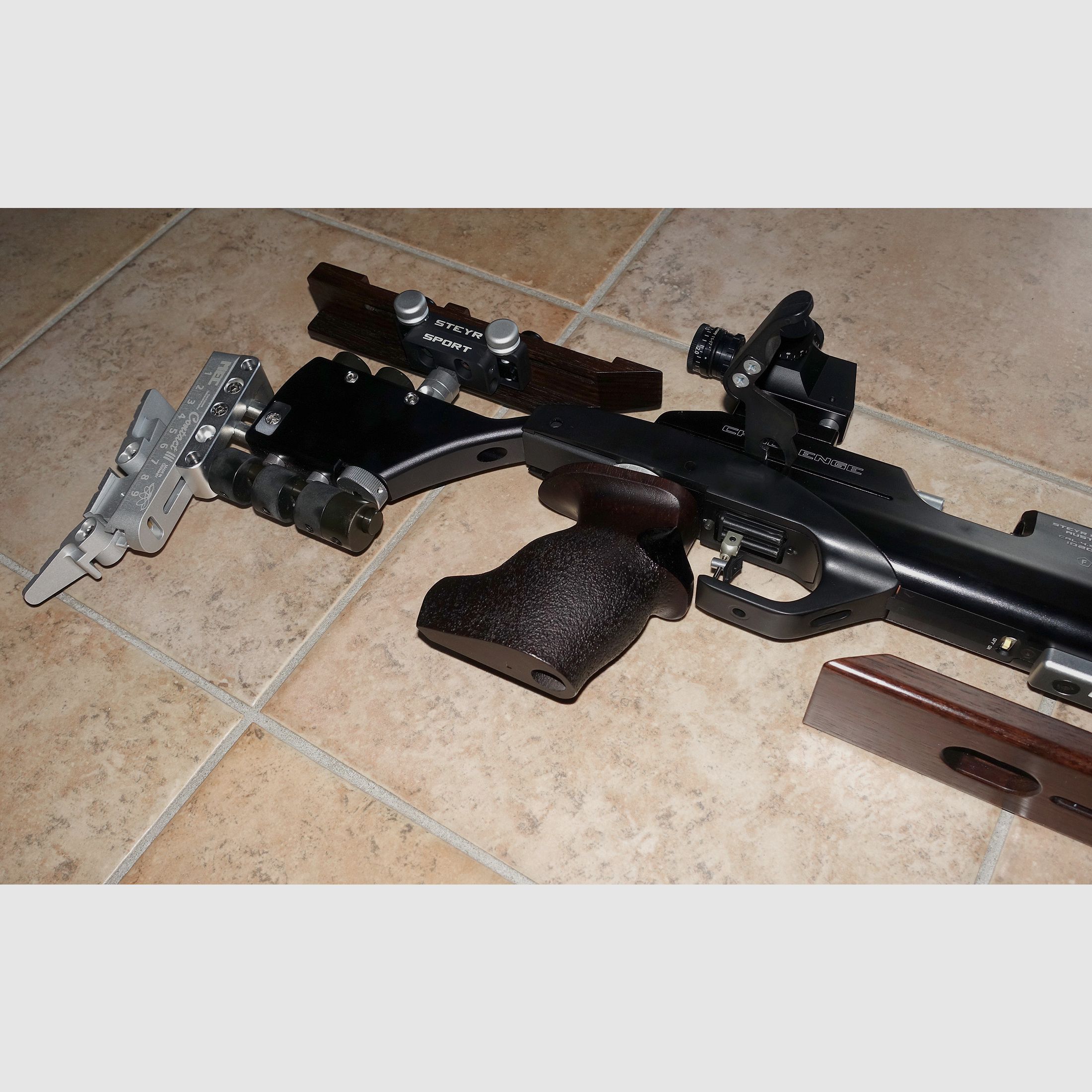 Luftgewehr Steyr Challenge E (elektr. Abzug ab 15 gr.) mit Dioptrinausgleich und verstellb. Irisblende, Bild 10 von 14