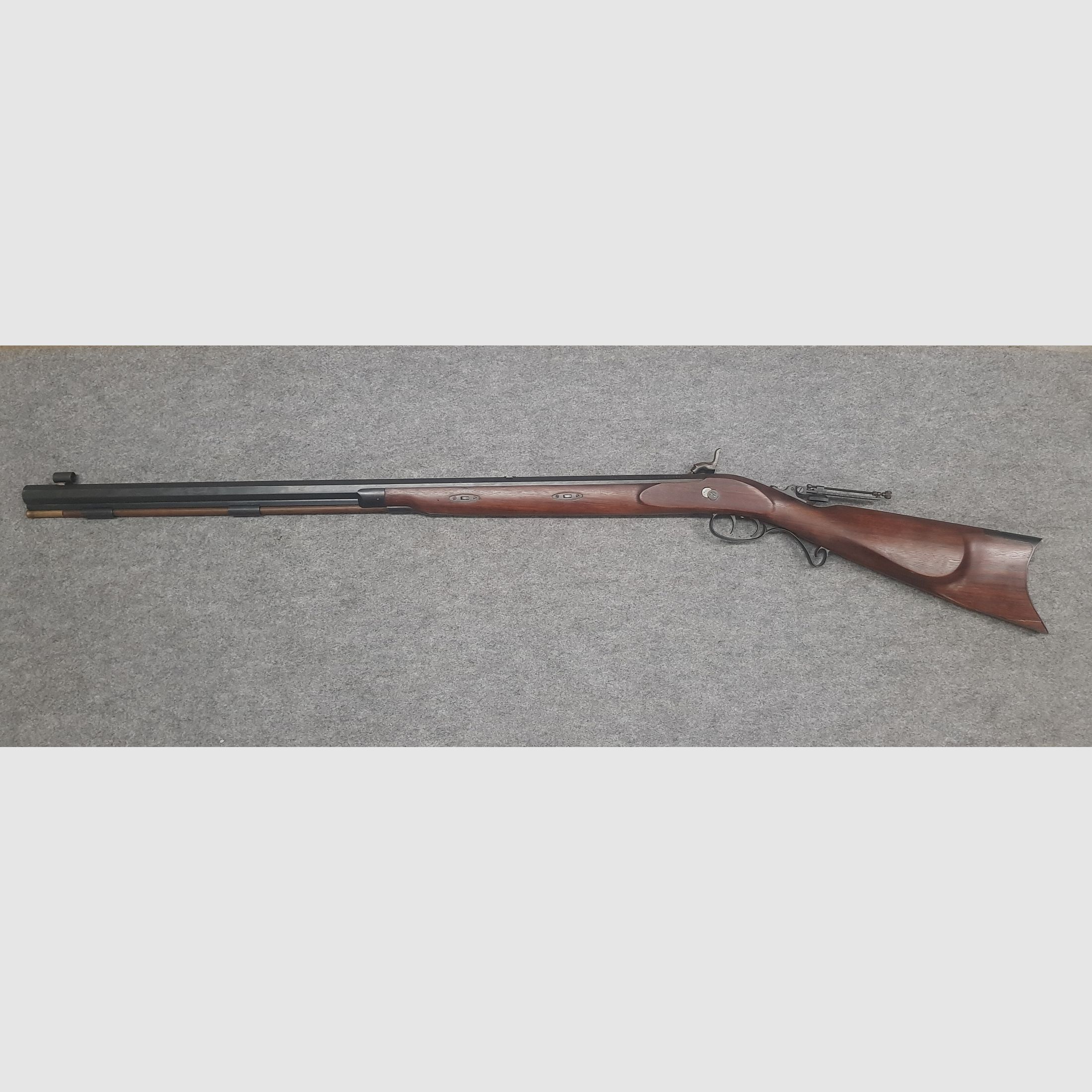 Vorderlader Great Plains Hawken Perkussions Rifle im Kaliber .45 Gewehr mit Diopter