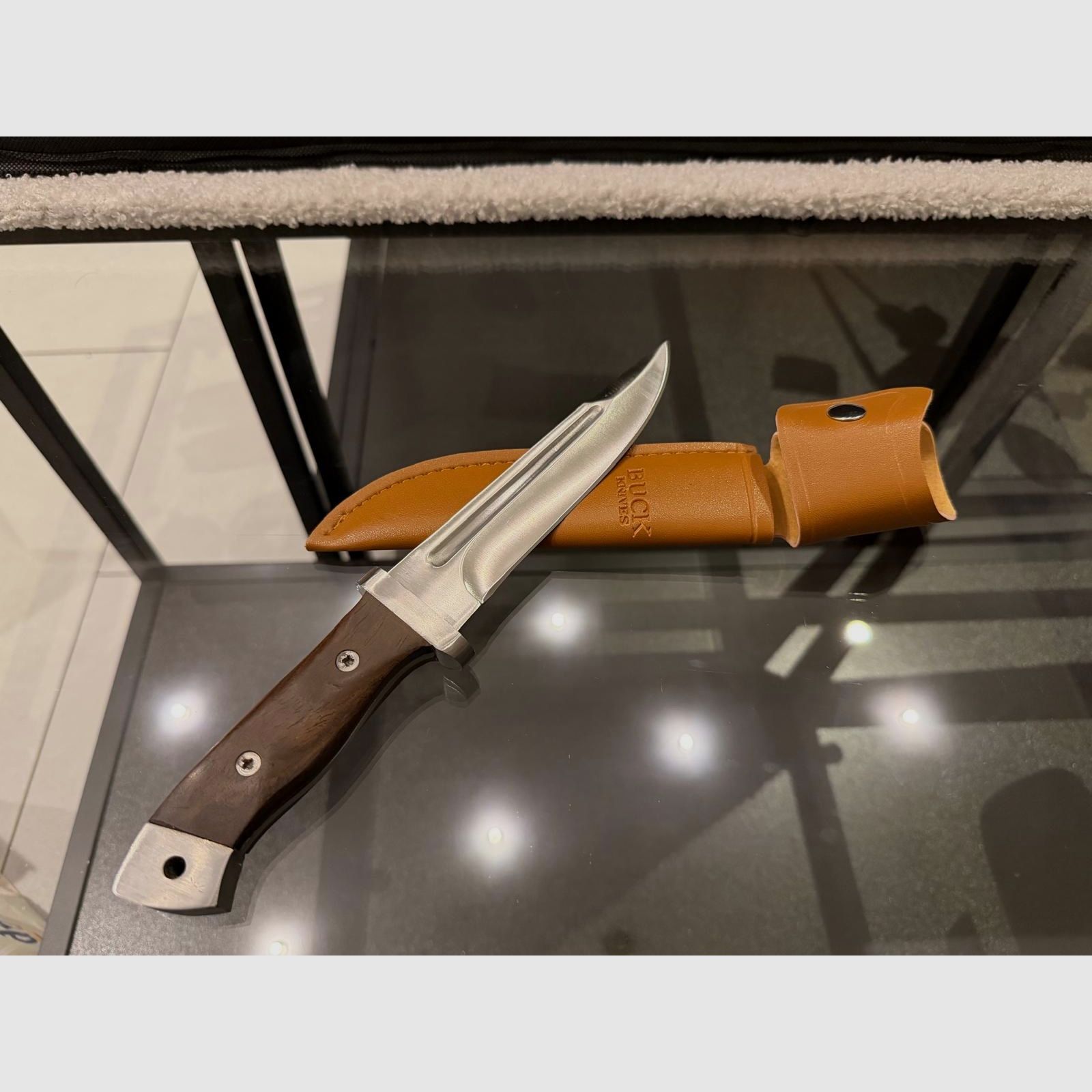 High-quality Buck hunting knife – USA design – hardwood handle & leather sheath