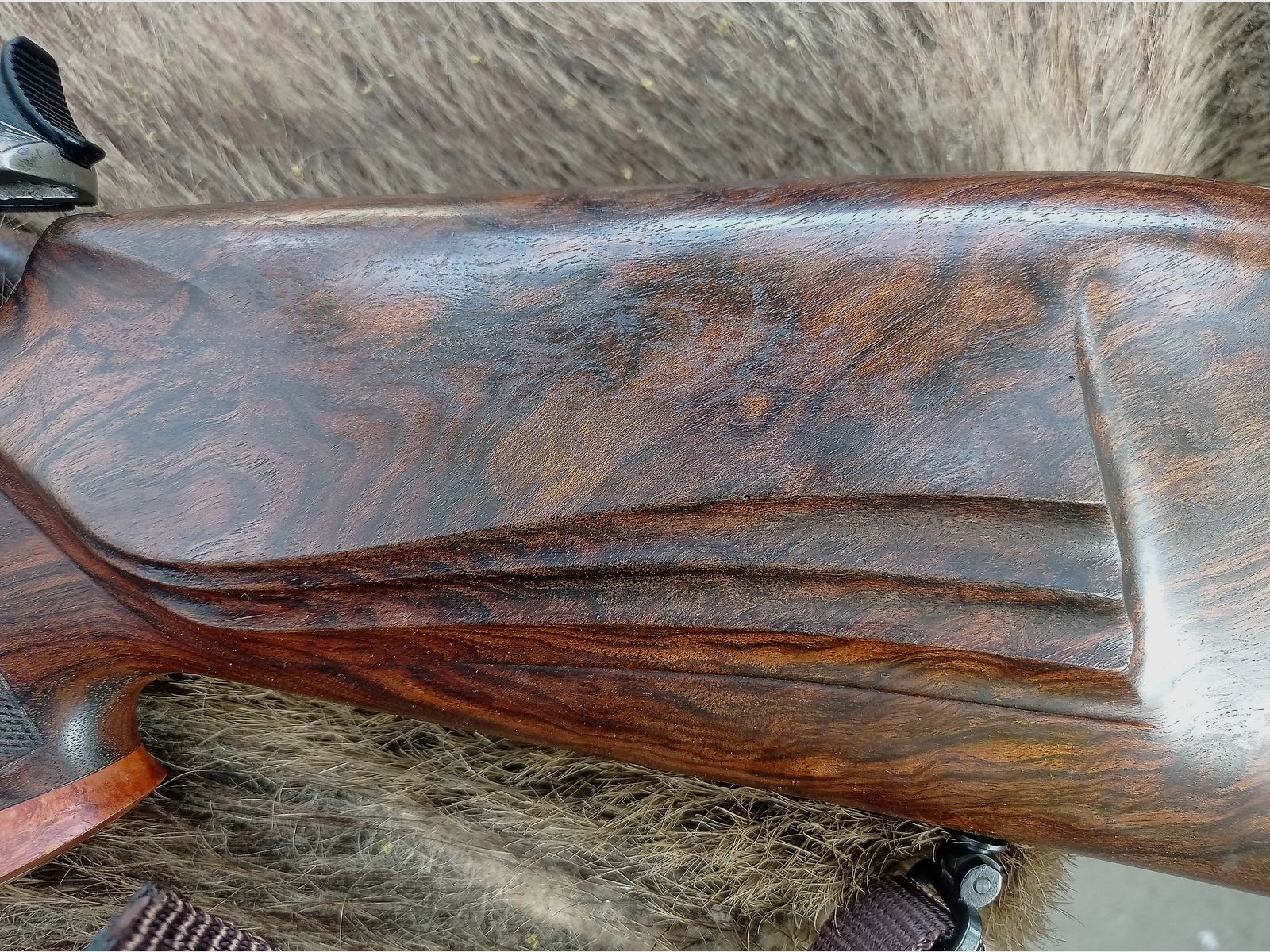 Blaser R93 vollgraviert mit unbenutztem Lauf in 8x68S Holzklasse 9 