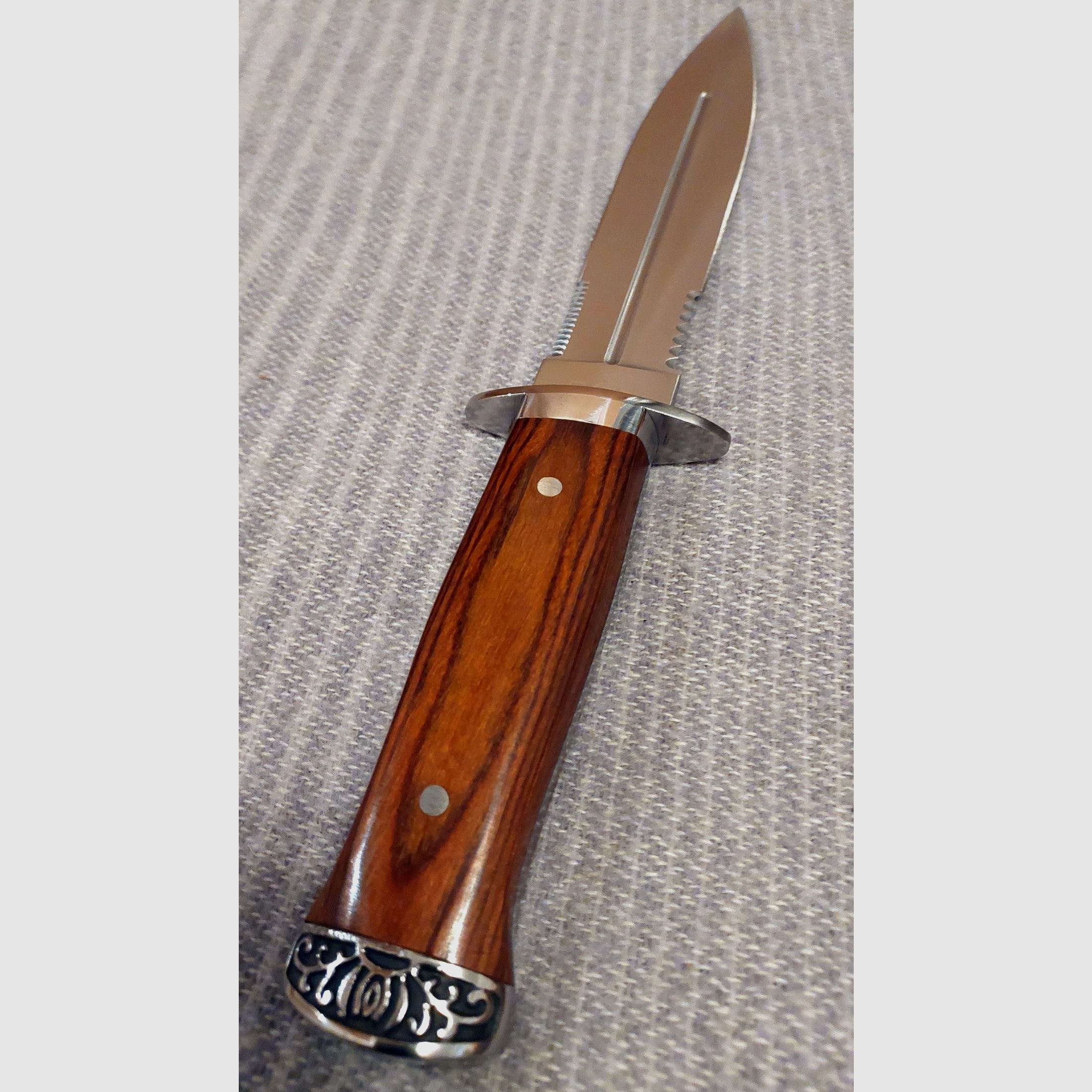 Edler Dolch mit beidseitig geschliffener Klinge und teilweiser Sägezahnung Neu!