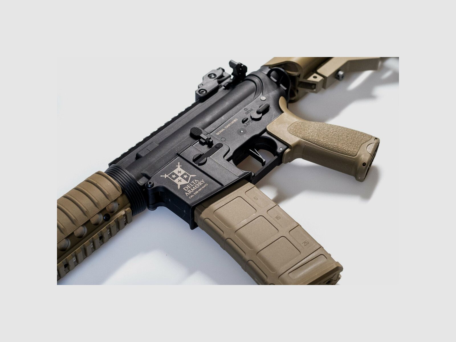 AR15 CQB-R BRAVO Delta Armory Tan/Schwarz S-AEG Airsoft Gewehr Frei ab 18 Jahren