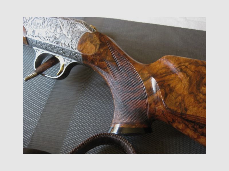 WORLDWIDE GUARANTEED UNIQUE COLLECTOR'S ITEM = Almost new "Custom STEEL SYSTEM completion" with HAND ENGRAVINGS for R93, with right-hand semi-weight stock custom-made and category-11 !! The system is still one WITHOUT serial number !! Including Blaser leather rifle sling!