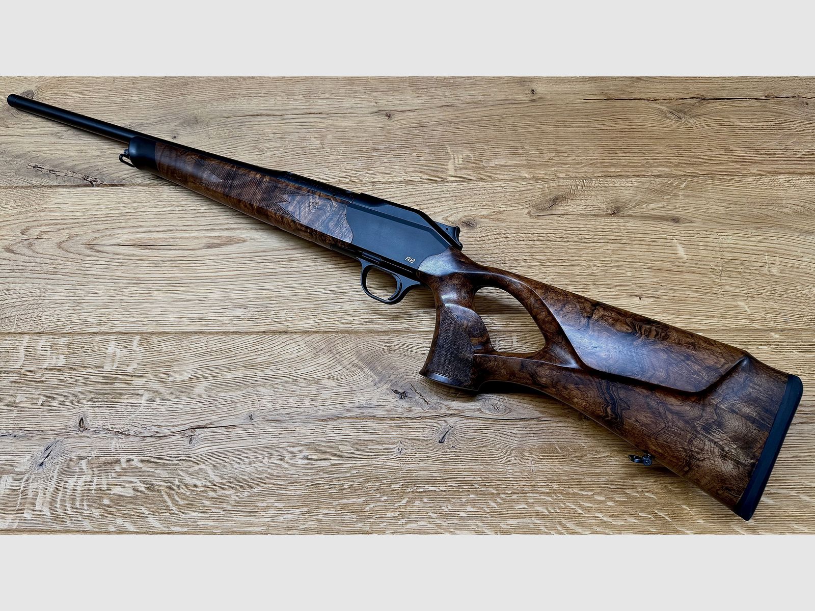 Blaser R8 mit traumhaftem Zubehör-Lochschaft Holzklasse 8-9, goldenes R8 Logo, Kammergriff Selours, gekürzter Lauf, M15x1 Gewinde, Standard-Kaliber wählbar