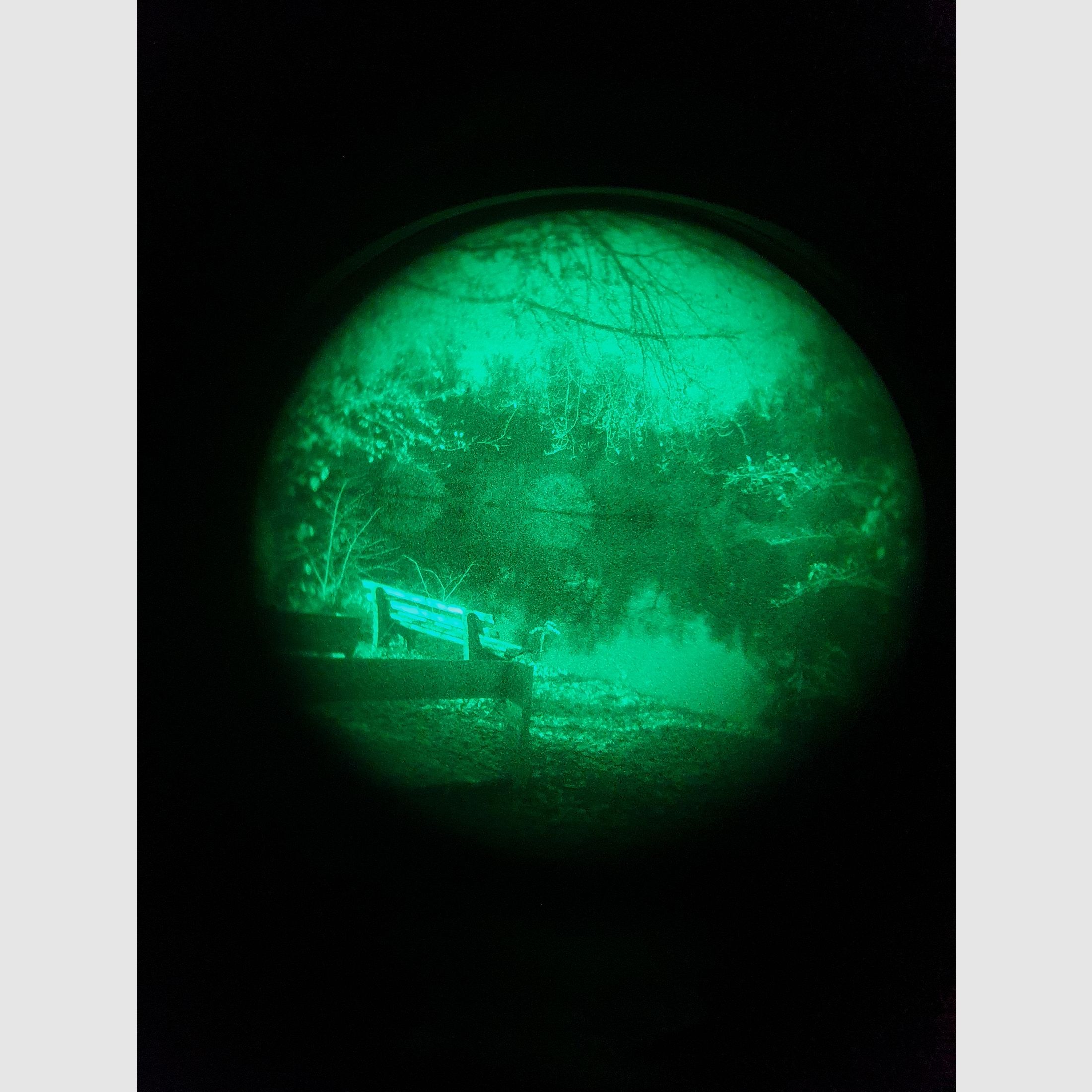 Night vision device with residual light amplifier, with helmet mount and carrying cap, so for wearing without a helmet