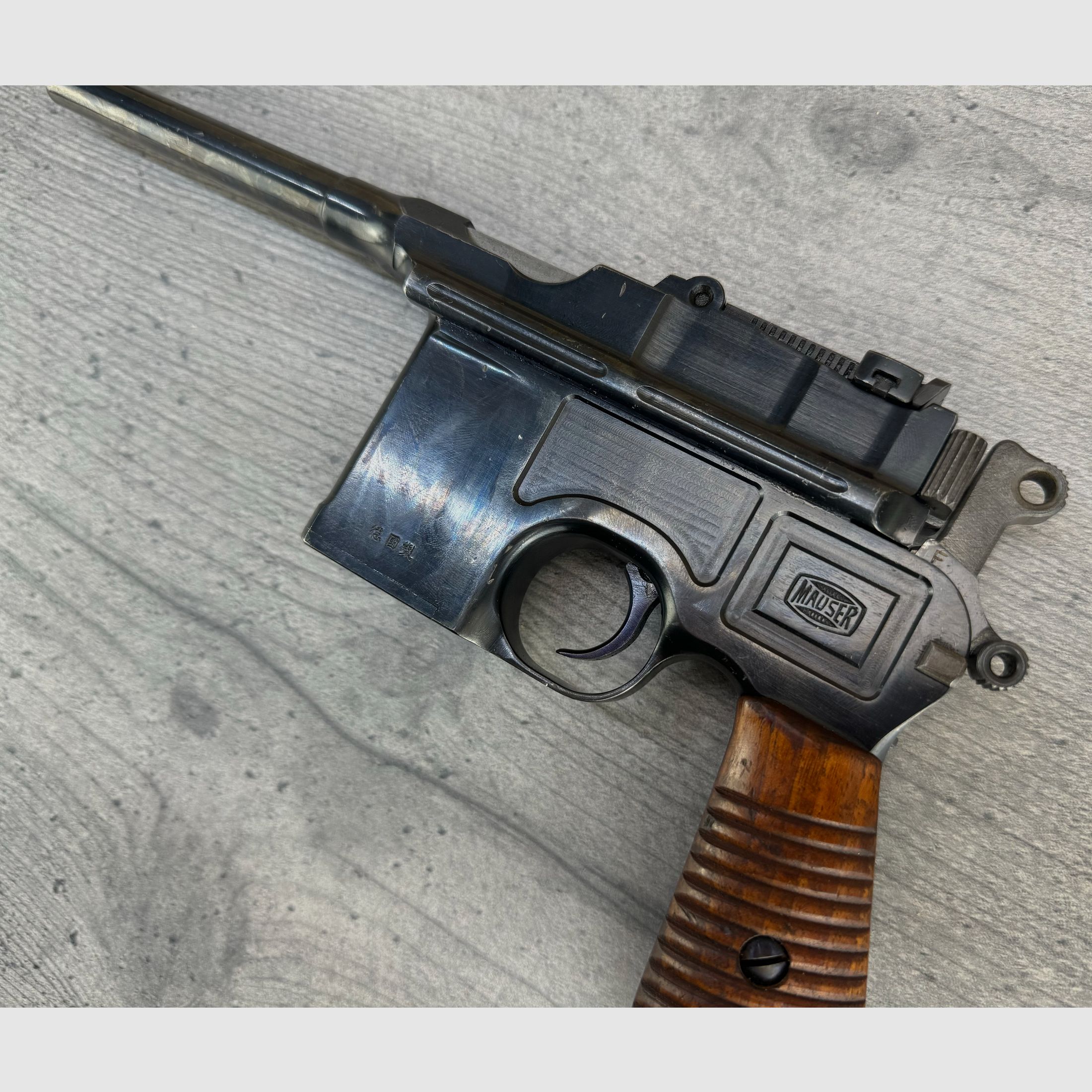 Mauser C96 + soporte de madera + funda de cuero + 1 cargador + varilla de limpieza