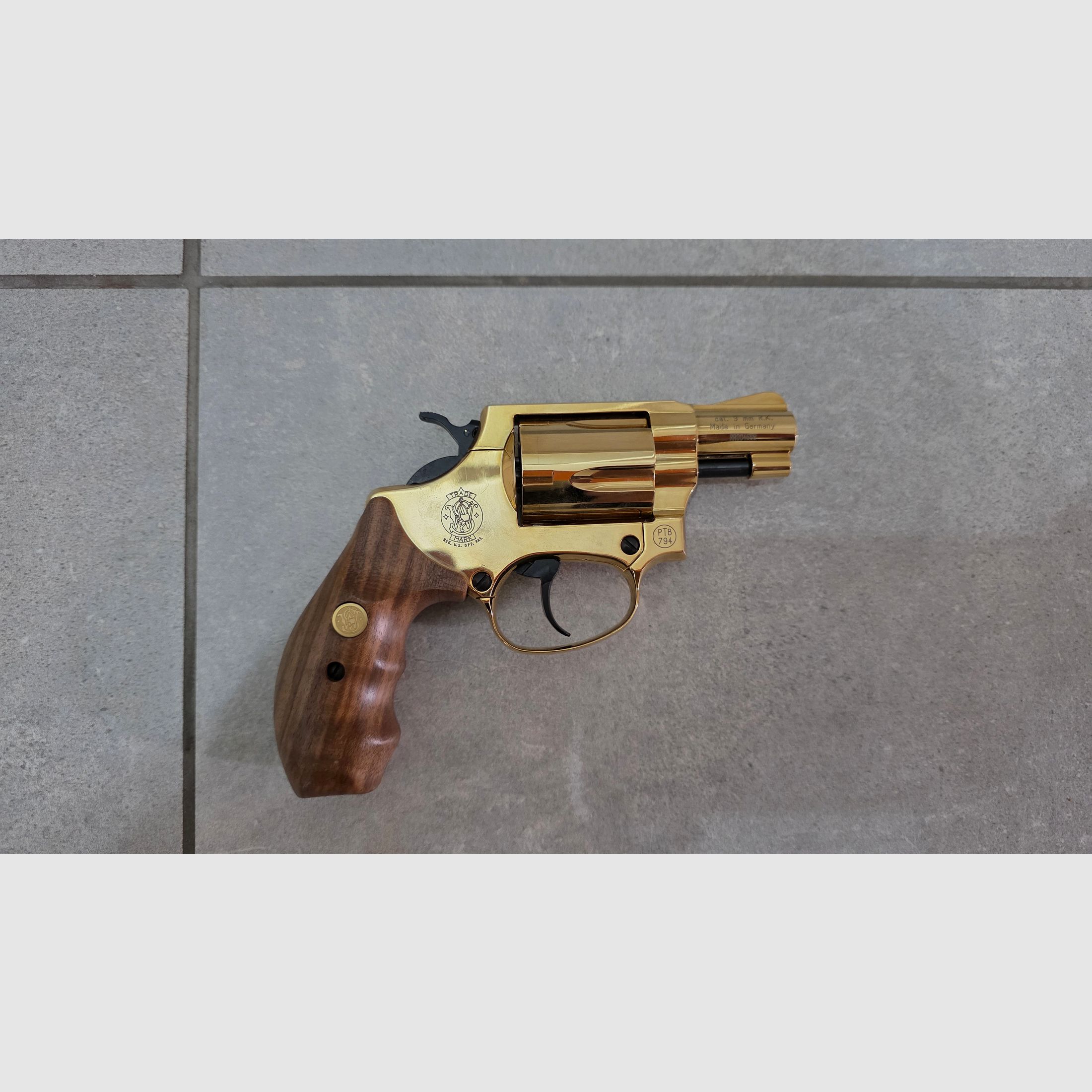 Smith & Wesson Chiefs Special 9 mm R.K., 24 Karat vergoldet, Holzgriffschalen