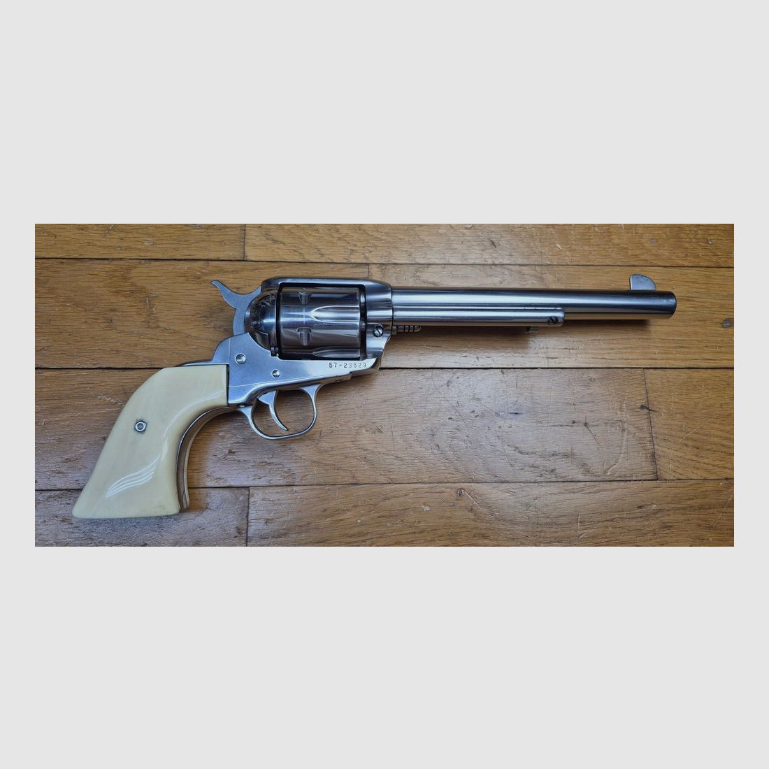 Bardzo ładny rewolwer Ruger Vaquero – Kal. .45 Colt na sześć nabojów – Lufa 7,5 cala – Wersja „Old model” (najbardziej wytrzymała!) – Wspaniała wykończenie „Stainless” z grubymi uchwytami typu kość – Dostarczany z pudełkiem i oryginalnymi drewnianymi uchwytami RUGER – Doskonały stan mechaniczny i wspaniała lufa lustrzana – Top Cowboy! – Wspaniały stan – TBE+/TBE++!, zdjęcie 22 z 28