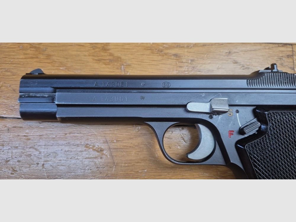 Très beau pistolet SIG P210-2 – Mythe du 9 para – Arme militaire du 4° contrat – Vers 1965/68 – Très beau bronzage – Fonctionnement et canon de rêve – 1 chargeur supplémentaire et étui (la totale!) fournis en sus – État TBE+++ !, image 6 sur 25