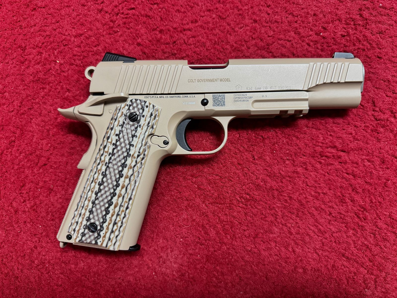 Cybergun 1911 M45A1 Tan Co² GBB 6mm like new with case and original packaging