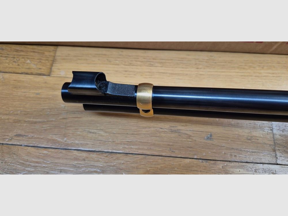 Wunderschöne Unterhebelrepetierbüchse Marlin Modell 1894 S – Sehr seltene Gedenkserie „Sheriff Bat Masterson“ – Exemplar 031 von nur 500 produzierten – Waffe von 1994 – Stempel ‚JM‘ für Marlin von Marlin – Kal. .44 mag – 9+1 Schuss – Nussbaumholz von höherer Qualität mit hausgemachter, stoßdämpfender Schulterstütze – Traumhafte Mechanik – Lauf von 51 cm mit Micro-Grooves – Originalbox und Dokumente – Außergewöhnliches Stück in neuwertigem Zustand – TBE+++, Bild 25 von 37