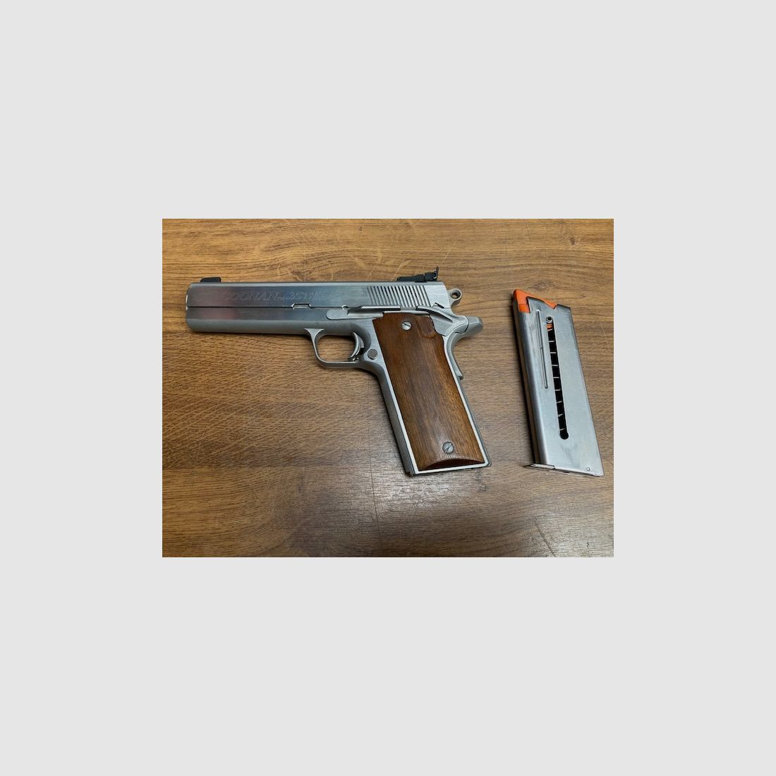 Seltene Pistole Coonan .357 Mag. und mit der Möglichkeit, Patronen im Kaliber .38 Spez. zu verschießen.