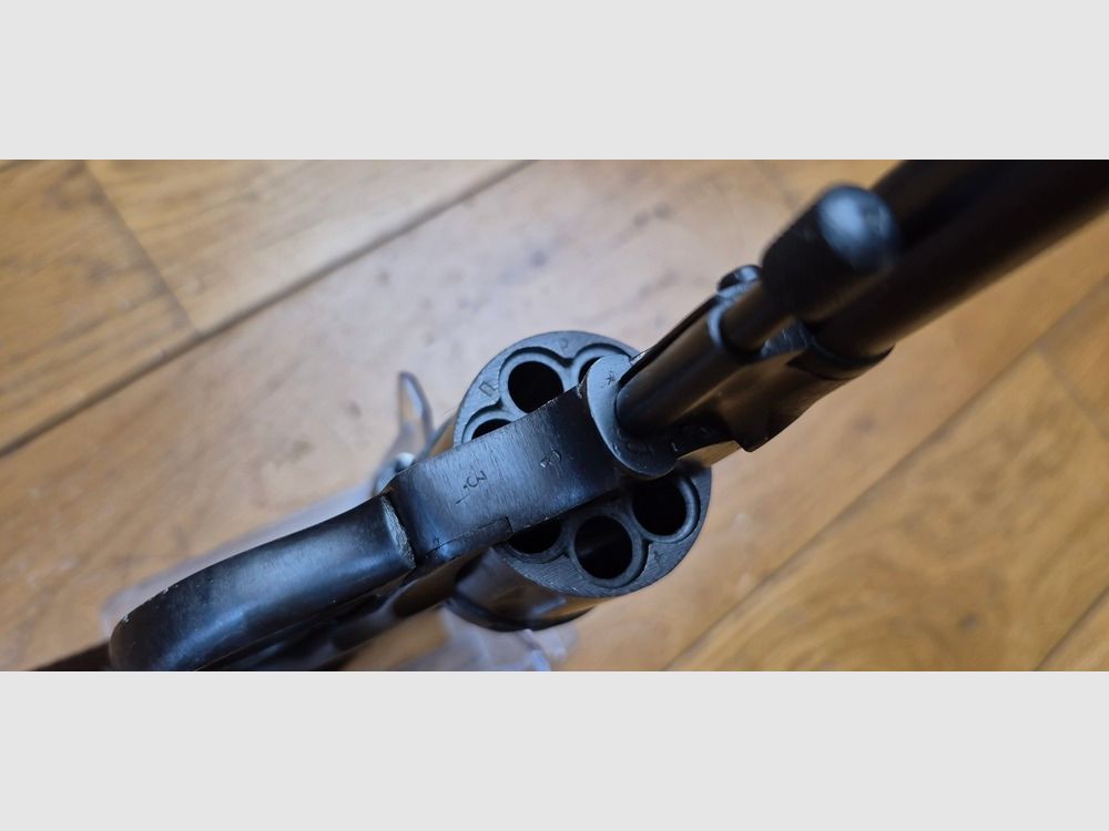 Beautiful Russian Revolver Model 1895 known as Nagant – Tula Arsenal – Single-number weapon from 1941 – Caliber 7.62 Nagant – Very nice mechanics – Beautiful bluing – Good barrel – Soviet case in the model with its cleaning rod – Weapon in BE+/TBE, image 24 of 31