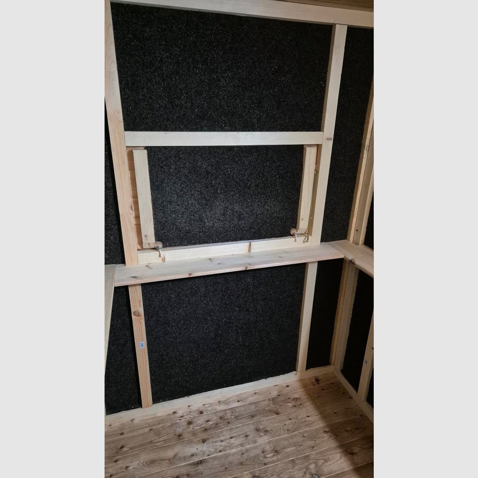 Mobile, cabina di caccia su ruote in tavole di larice