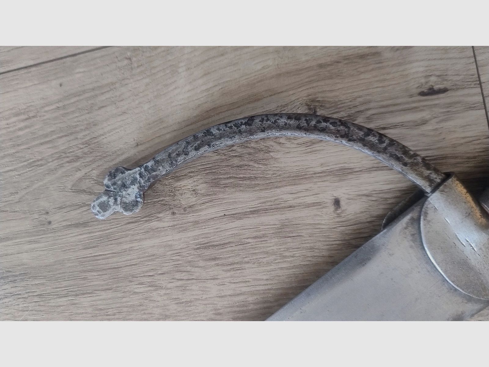 Historisch langzwaard ca. 1870–1900 – leren handvat – vernietigde knop – totale lengte 112 cm