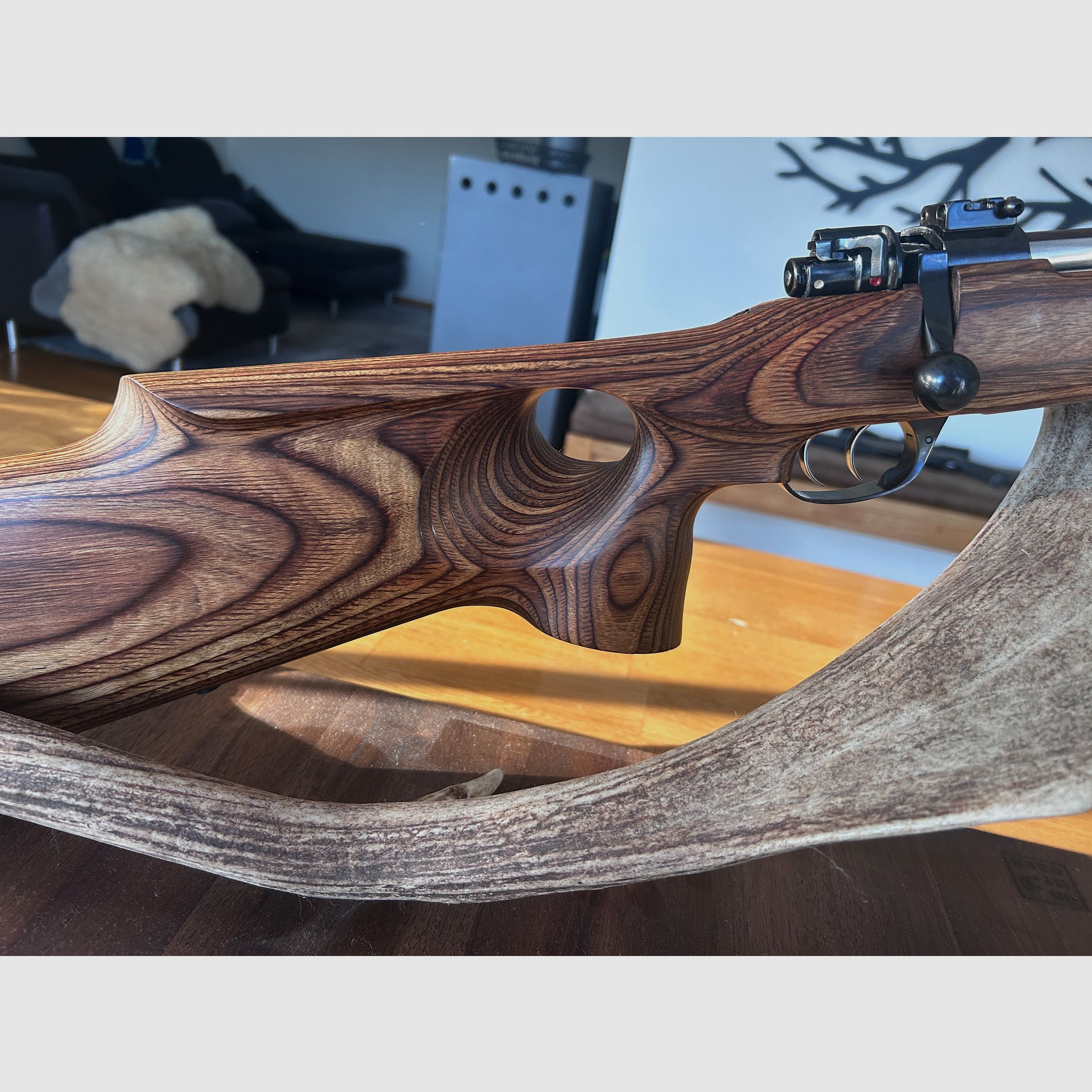 Kettner 98er 9,3x64 mit Schichtholz-Lochschaft und seitlicher Sicherung