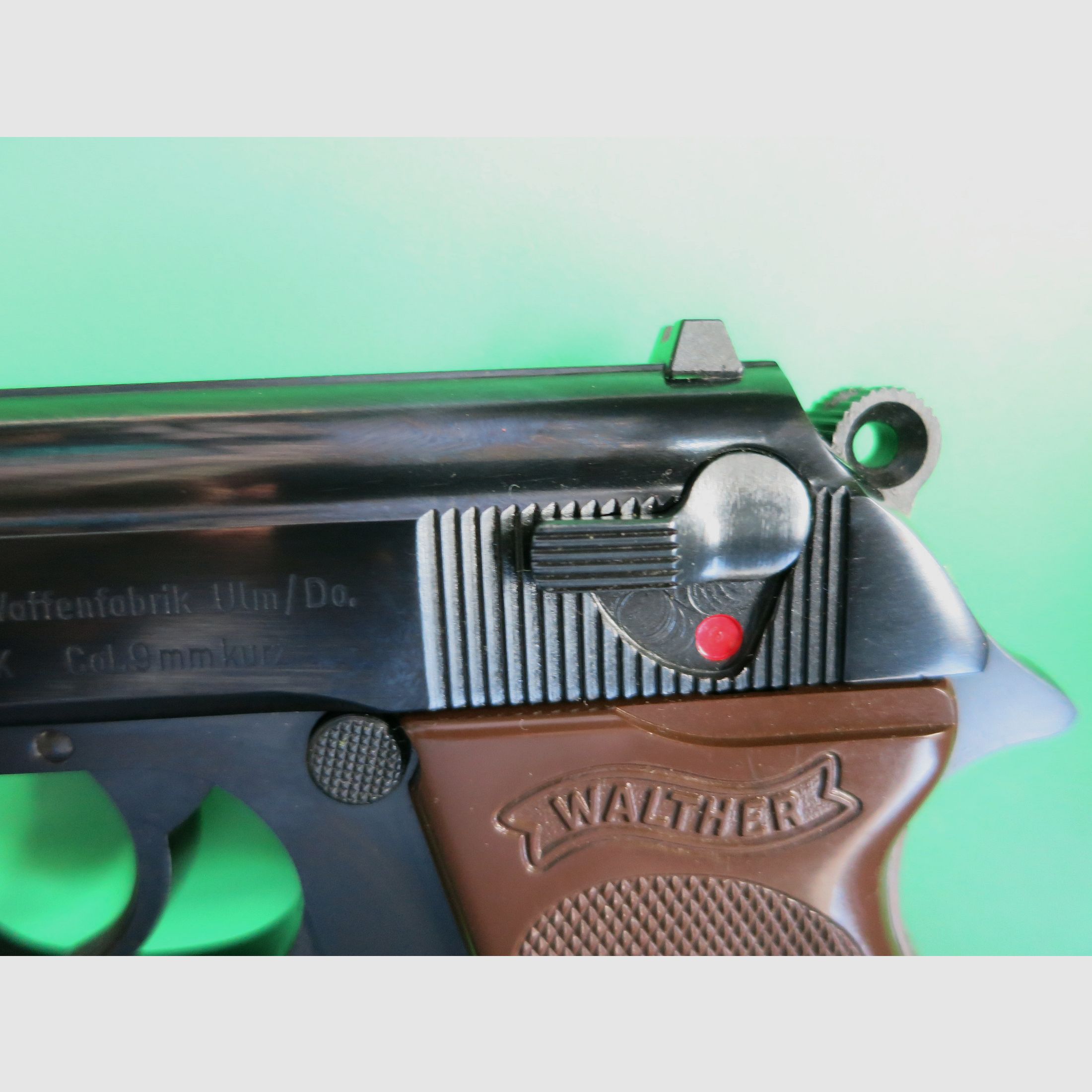 Pistola semiautomatica, Walther PPK, cal. 9 mm corto, impugnature marroni, come nuova       #82