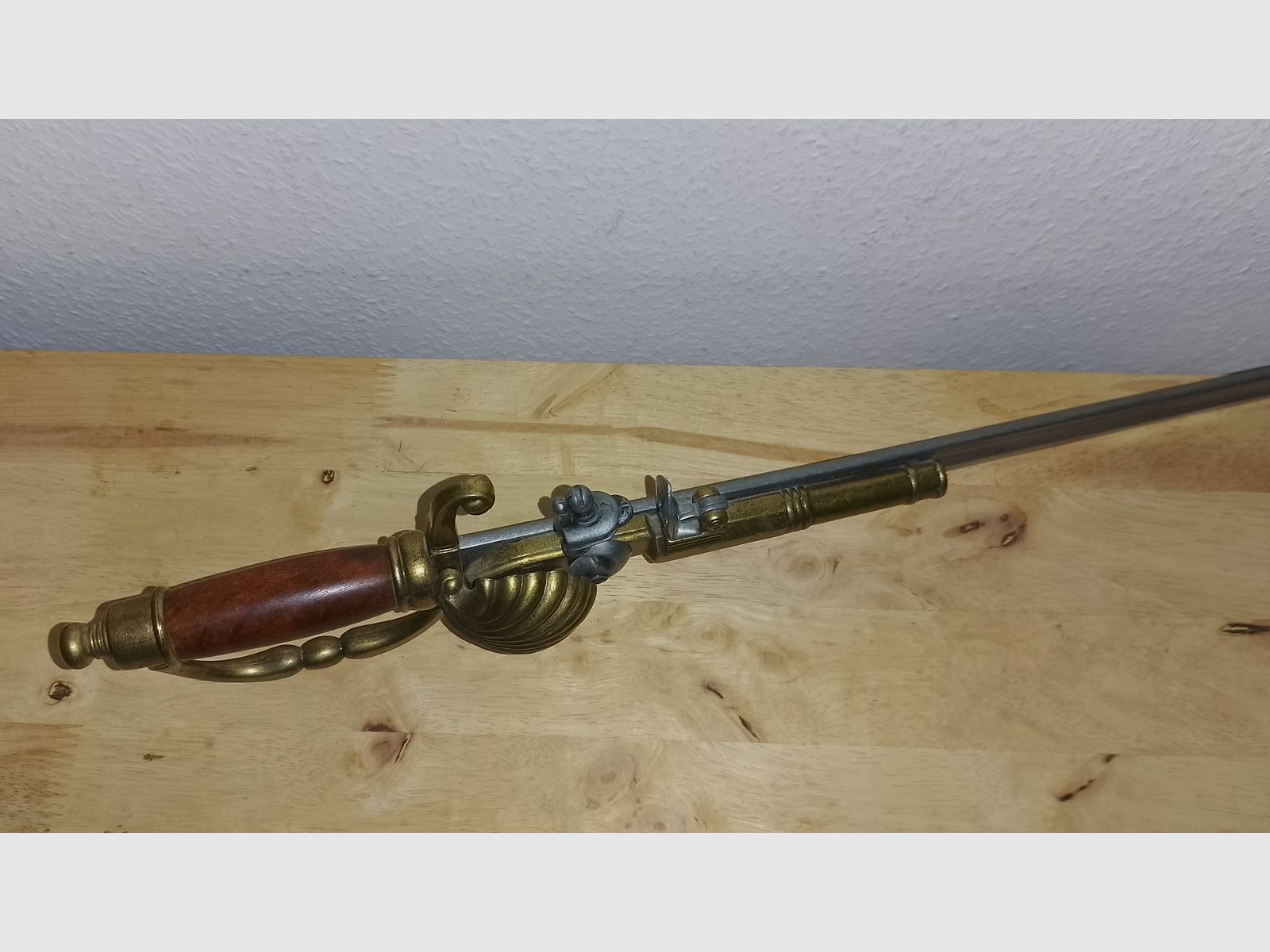Deko Säbel mit Steinschlosspistole ca.72cm Rarität.