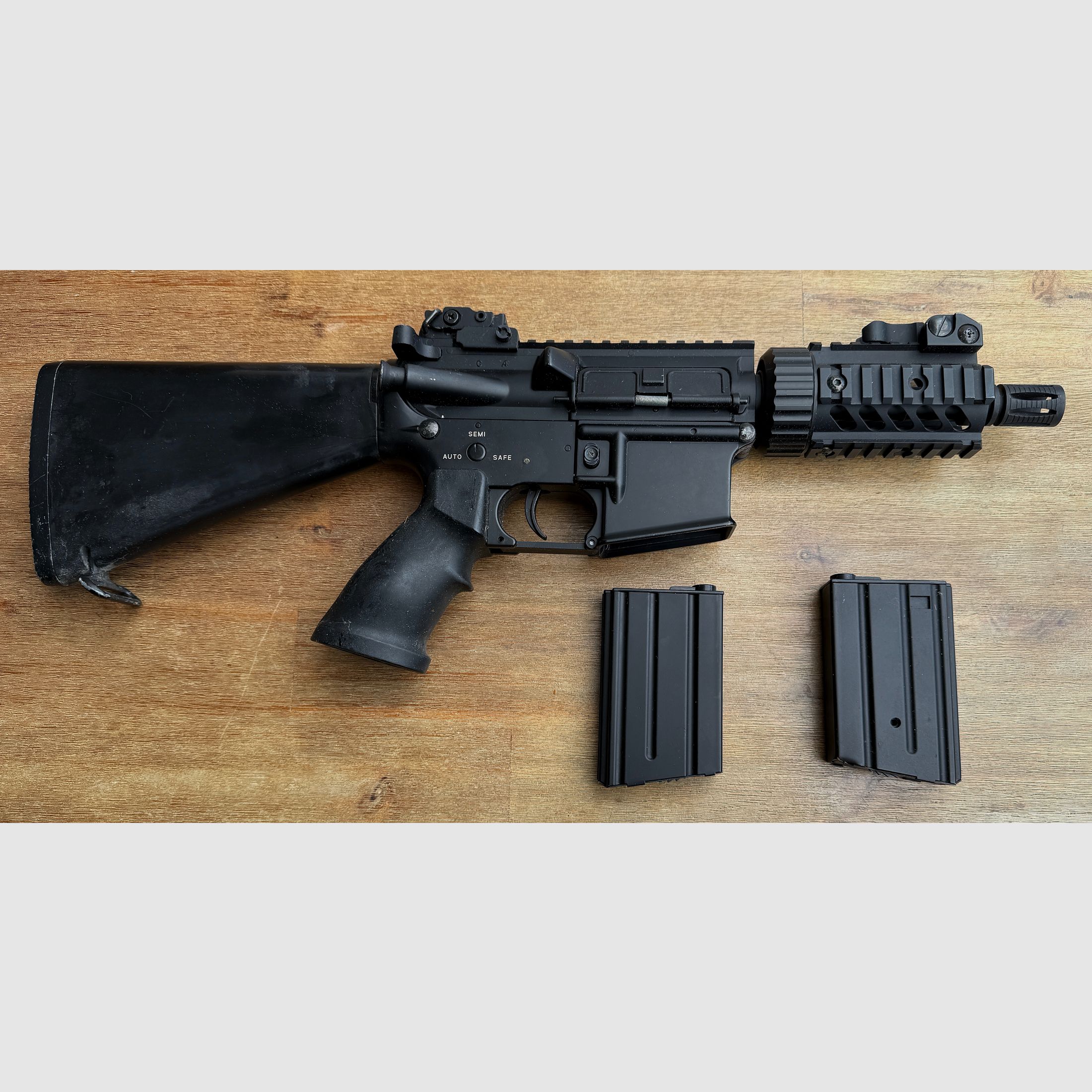 Verschiedene Softair-Waffen und Zubehör (Zielfernrohr, Magazine, Schalldämpfer, etc)