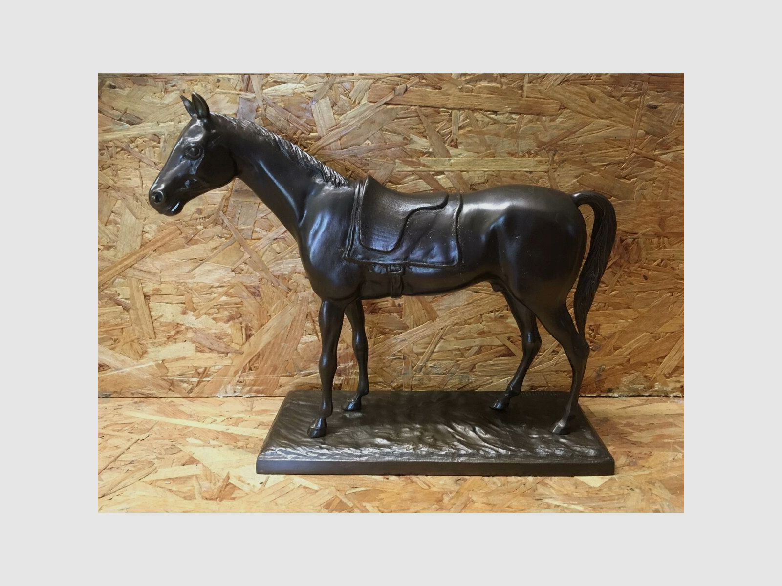 Lovergreen Bronzestatue Motiv gesatteltes Pferd