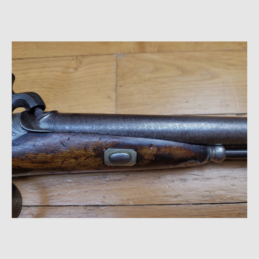 Wunderschöne Jagdpistole aus Damaststahl – Englischer Damasttyp mit sechs unüblichen Bändern – Kal. 28 – Lütticher Büchsenmacher um 1845 – Sehr schöner Renaissance-Schaft – Gravierte Pontcharra-Schlösser – Übereinanderliegende Läufe mit Haken – Ruten aus Walfischbein und Elfenbein – Ausgezeichneter Zustand!, Bild 24 von 25