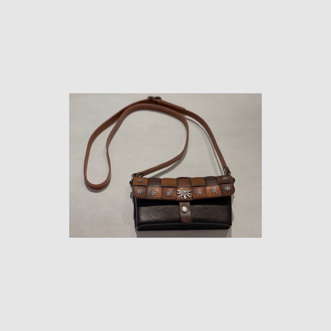 Geflochtene Ledertasche mit Edelweiss Applikaten in Braun, Bild 1 von 2