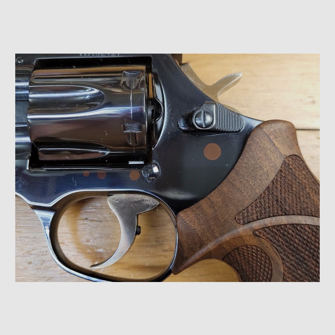 Sublime revolver Manurhin MR73 sportmodel – kal .357 mag in 5 1/4 inch – Fabricage Chapuis uit 2002 in prachtige staat – Serie HA sport – Diepblauwe glanzende afwerking van 100% – Loop en kamers spiegelglad – Droommechanica – Patridge vizier – LPA achtervizier – Kijklijn van 20cm – Als nieuw met Trausch grepen inbegrepen in de originele koffer, afbeelding 4 van 22