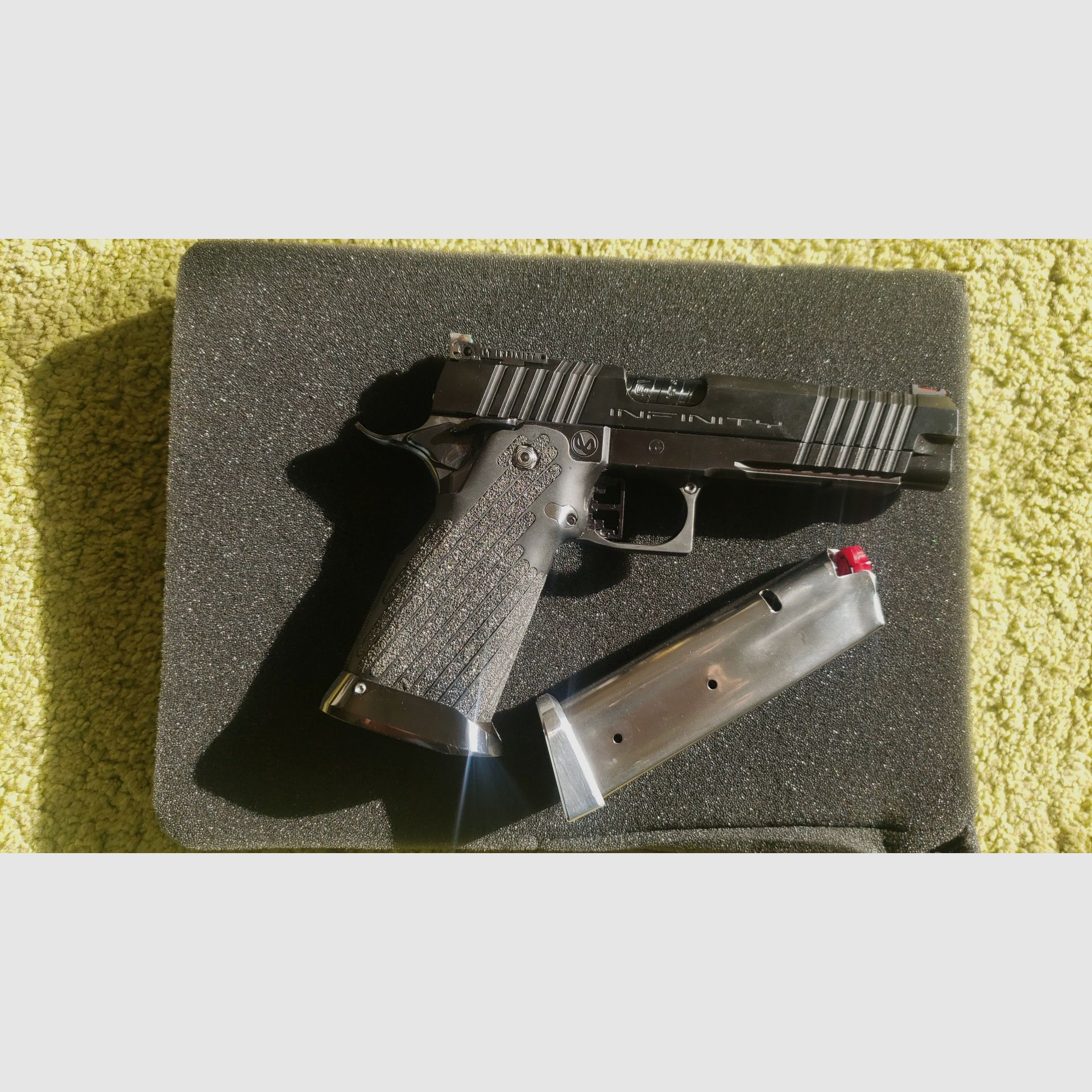 Comme neuf - Infinity 2011, longueur de canon 5", .40 S&W, pistolet semi-automatique pour le sport IPSC