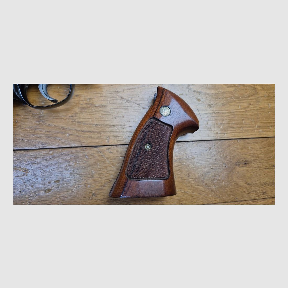 Schreck der Bären! – Revolver Smith & Wesson M29-2 – Kal. .44Mag – Lauf 4 Zoll – Außergewöhnliche brünierte Oberfläche mit 98,9% – Waffe aus Ende 1973 – Zwei Griffsets – Unglaubliche Mechanik, heute nicht mehr zu finden – Filmmythos ebenso wie Waffe! – TBE++!, Bild 27 von 30