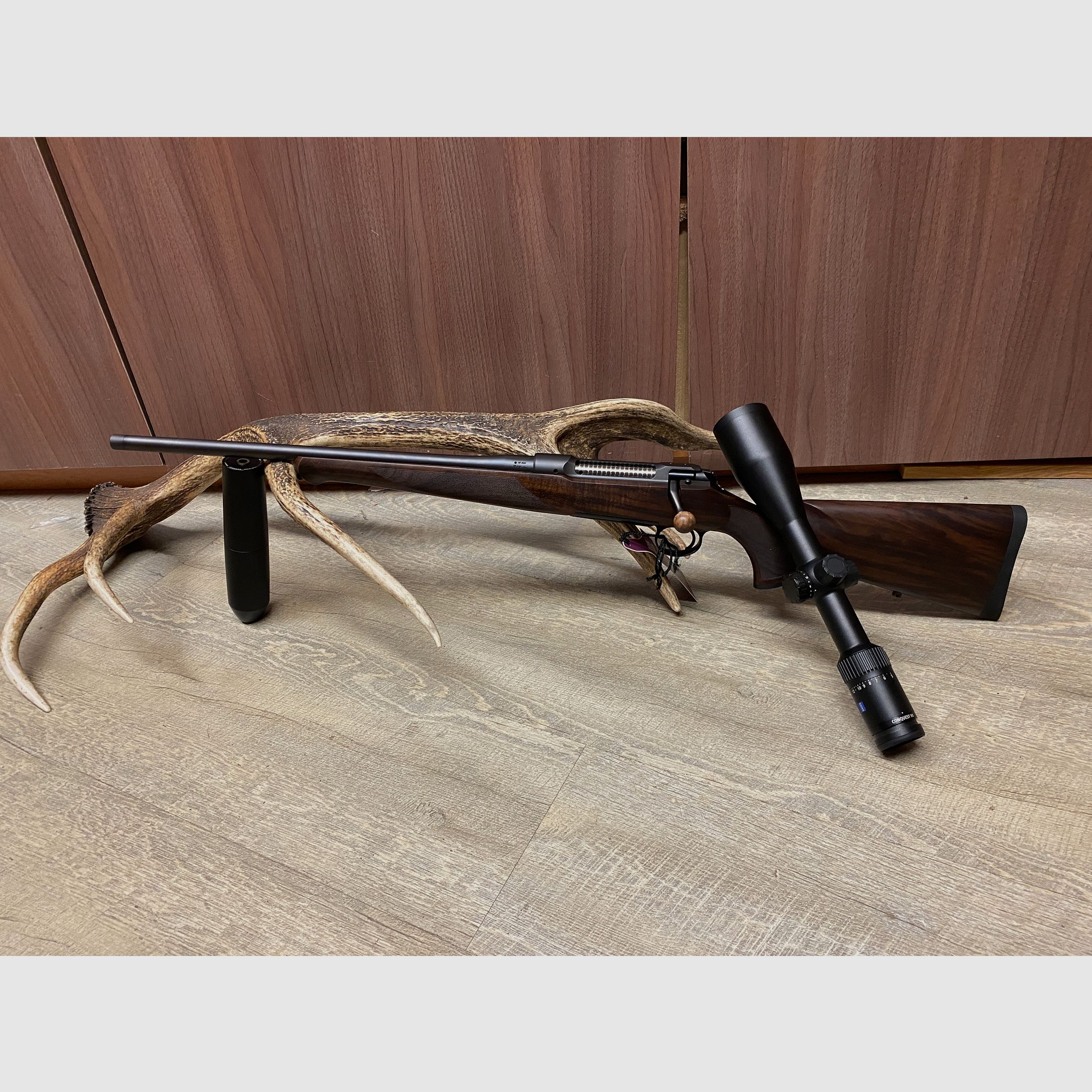 Sauer 101 Artemis, links, mit Zeiss Conquest V4 3-12x56