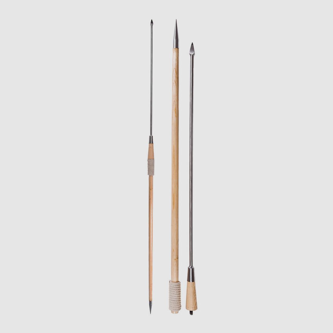 Römisches Pilum mit hellem Holzschaft